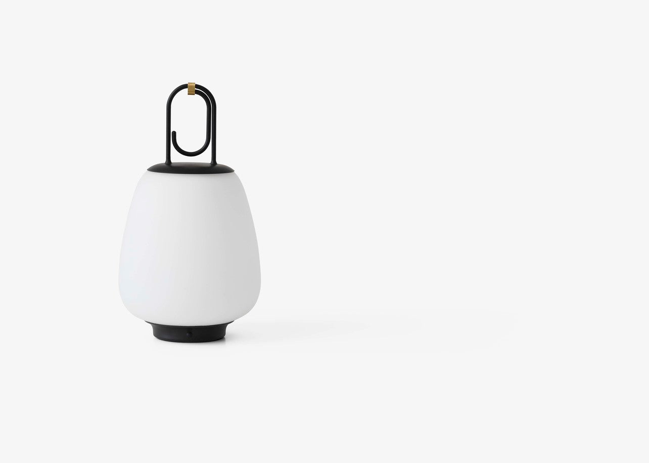 Lámpara portátil &Tradition Lucca SC51 de vidrio y metal con diseño minimalista nórdico para exterior; Lucca Portable Outdoor Lamp SC51 — Lucca_SC51_Black_Brass_1; Lucca Portable Outdoor Lamp SC51 — ATD_Retail_2022_Lucca SC51_Rotate SC73; Lucca Portable Outdoor Lamp SC51 — ATD_lifestyle_2020_Lucca_SC51_Lato_LN8_Planter_SC44; Lucca Portable Outdoor Lamp SC51 — ATD_Retail_2022_Lucca SC51_Collect Wine Glass SC80_Untitled AP10
