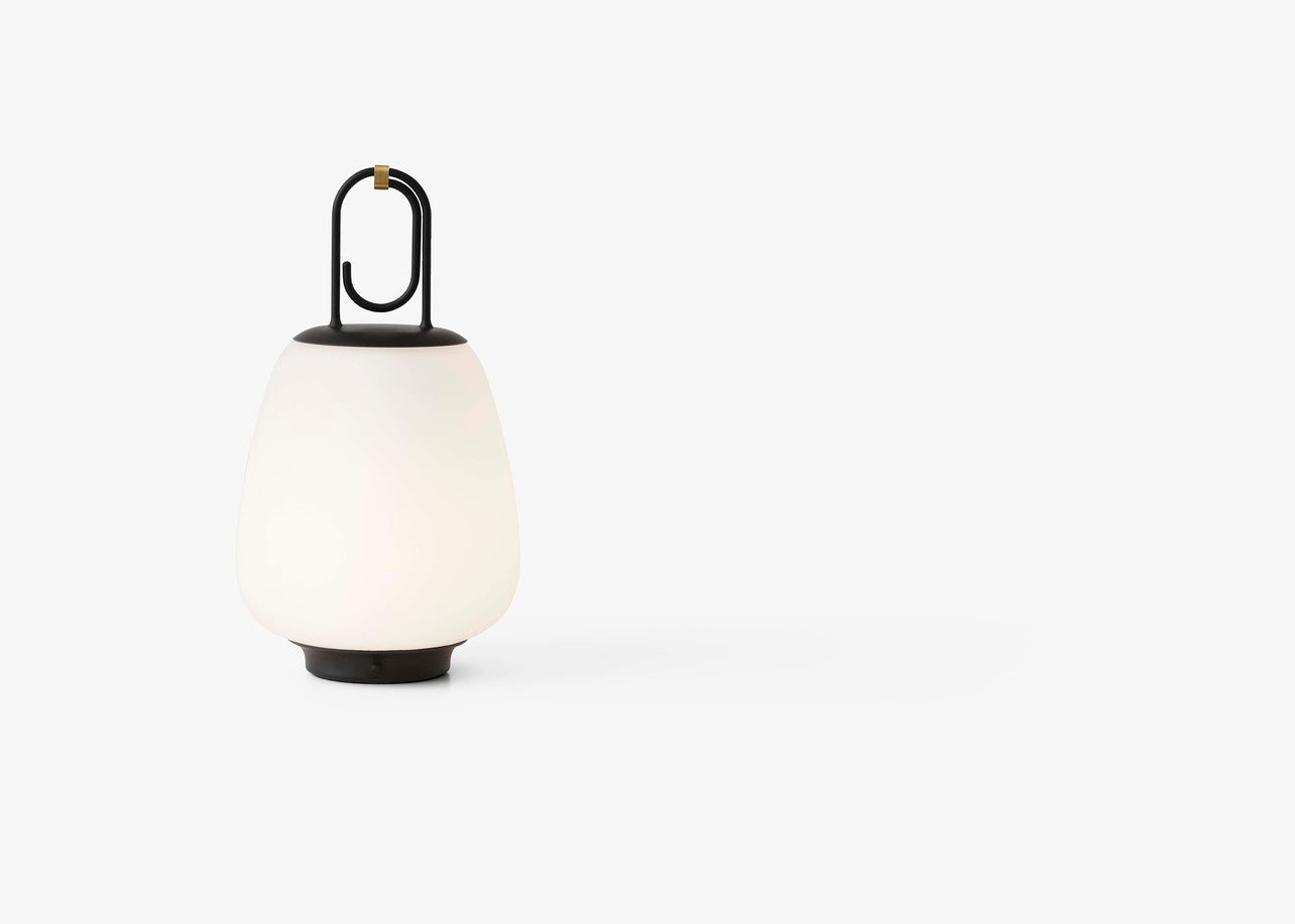 Lámpara portátil &Tradition Lucca SC51 de vidrio y metal con diseño minimalista nórdico para exterior; Lucca Portable Outdoor Lamp SC51 — Lucca_SC51_Black_Brass_1; Lucca Portable Outdoor Lamp SC51 — ATD_Retail_2022_Lucca SC51_Rotate SC73; Lucca Portable Outdoor Lamp SC51 — ATD_lifestyle_2020_Lucca_SC51_Lato_LN8_Planter_SC44; Lucca Portable Outdoor Lamp SC51 — ATD_Retail_2022_Lucca SC51_Collect Wine Glass SC80_Untitled AP10