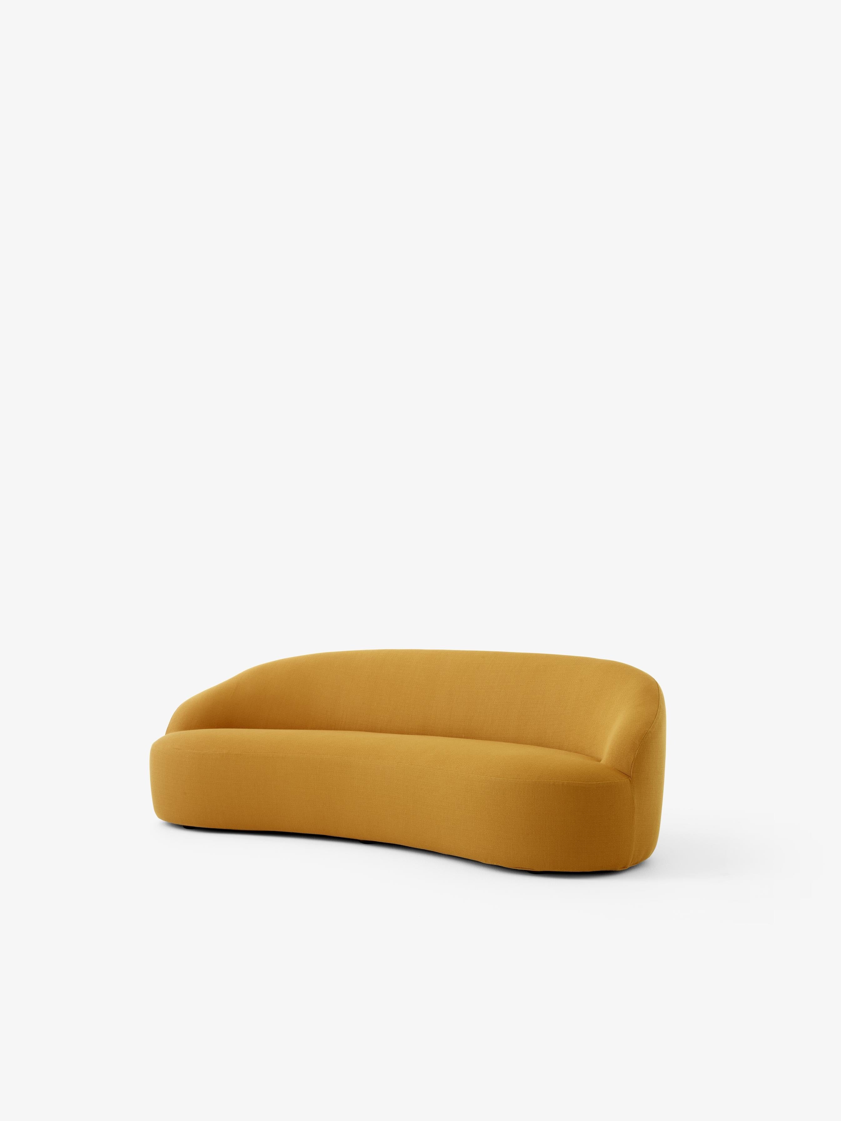 Sofá Margas LC4 de &Tradition diseñado por Liljencrantz con estructura de madera y tapicería elegante en salón moderno