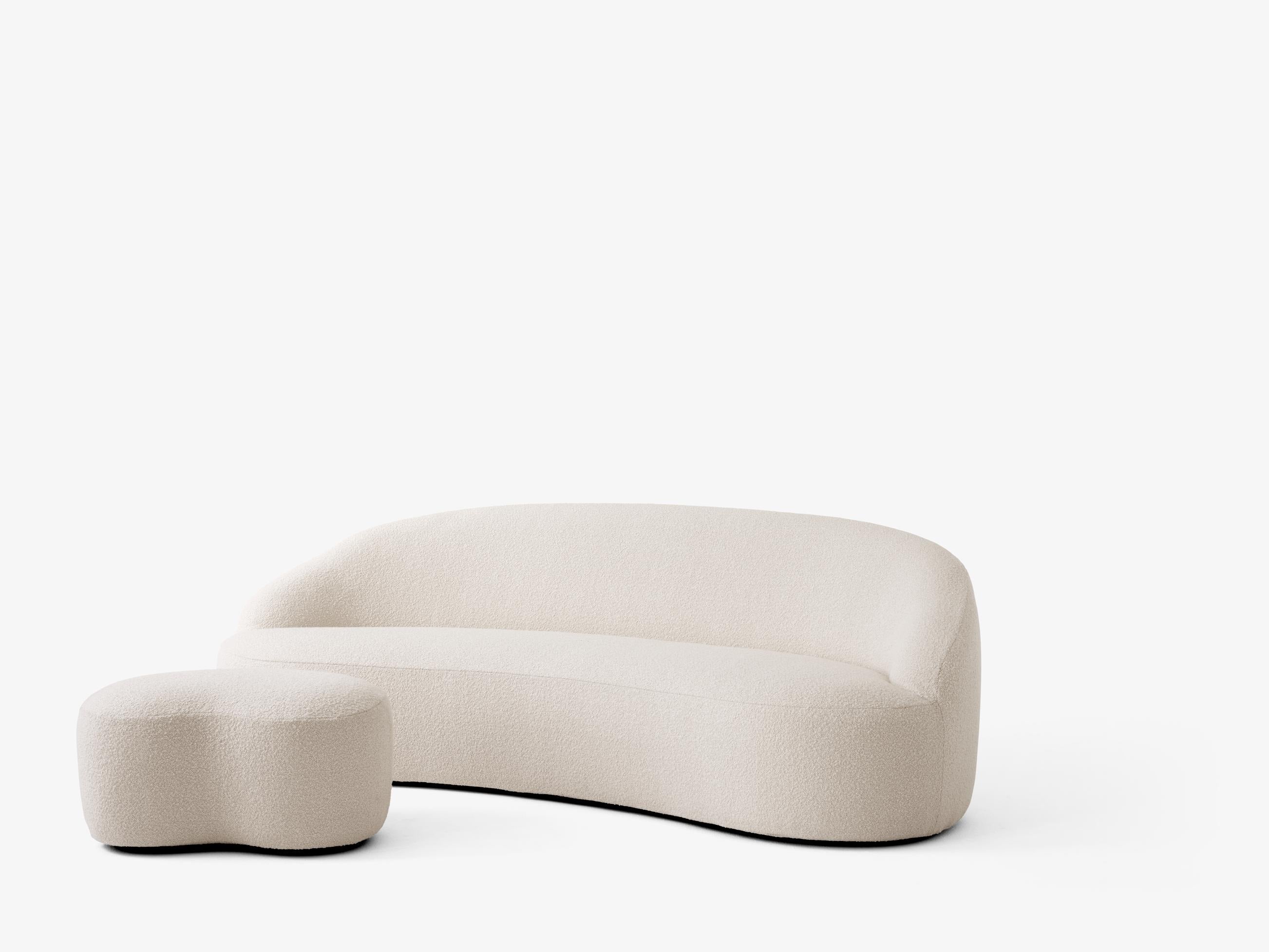 Margas Sofa LC4 — Margas 3-Seater LC4 LC5_Black Base w. Karakorum 001_Family