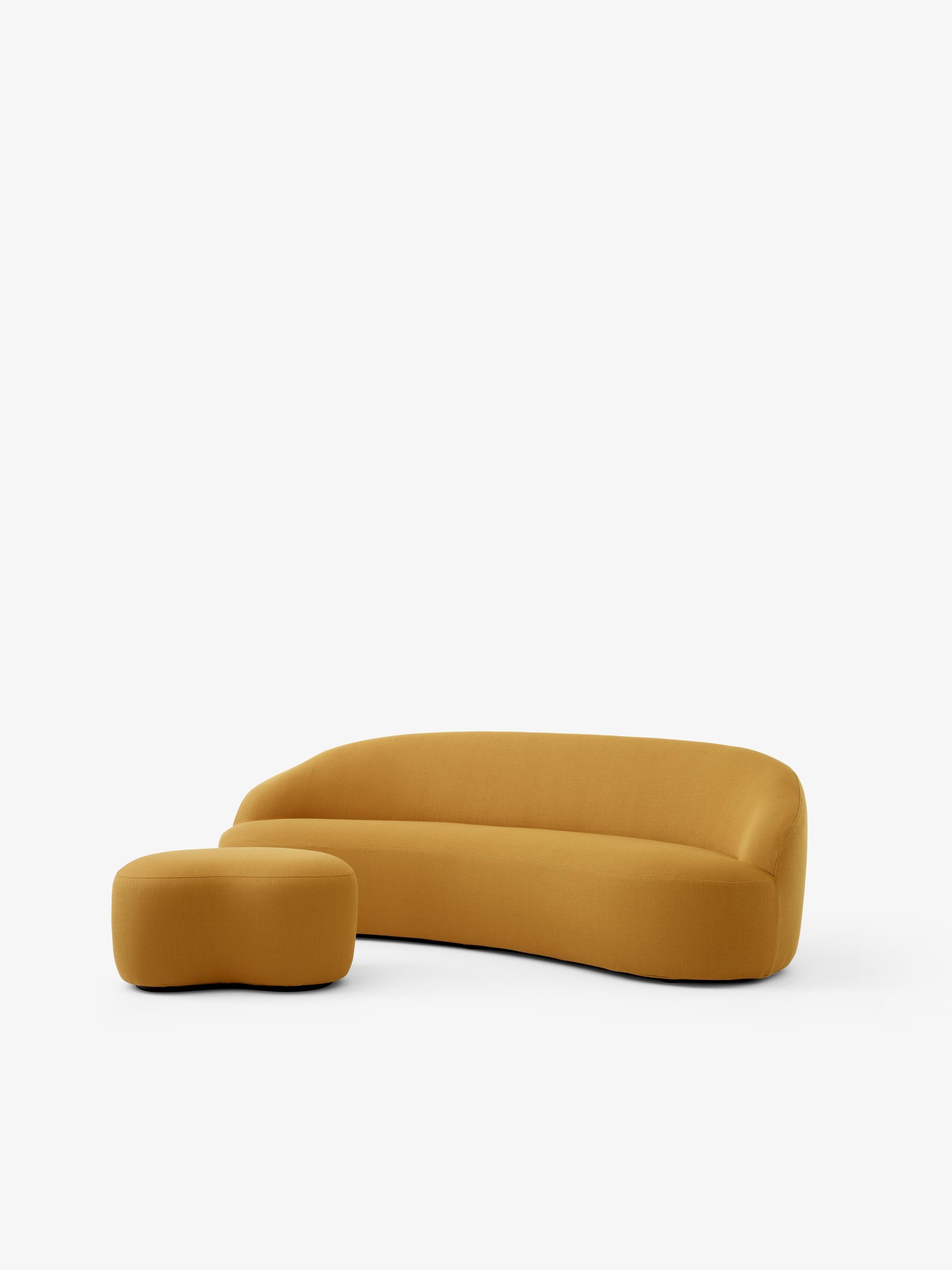 Margas Sofa LC4 — Margas 3-Seater LC4 & LC5_Black Base w. Vidar 0472_Angled Front