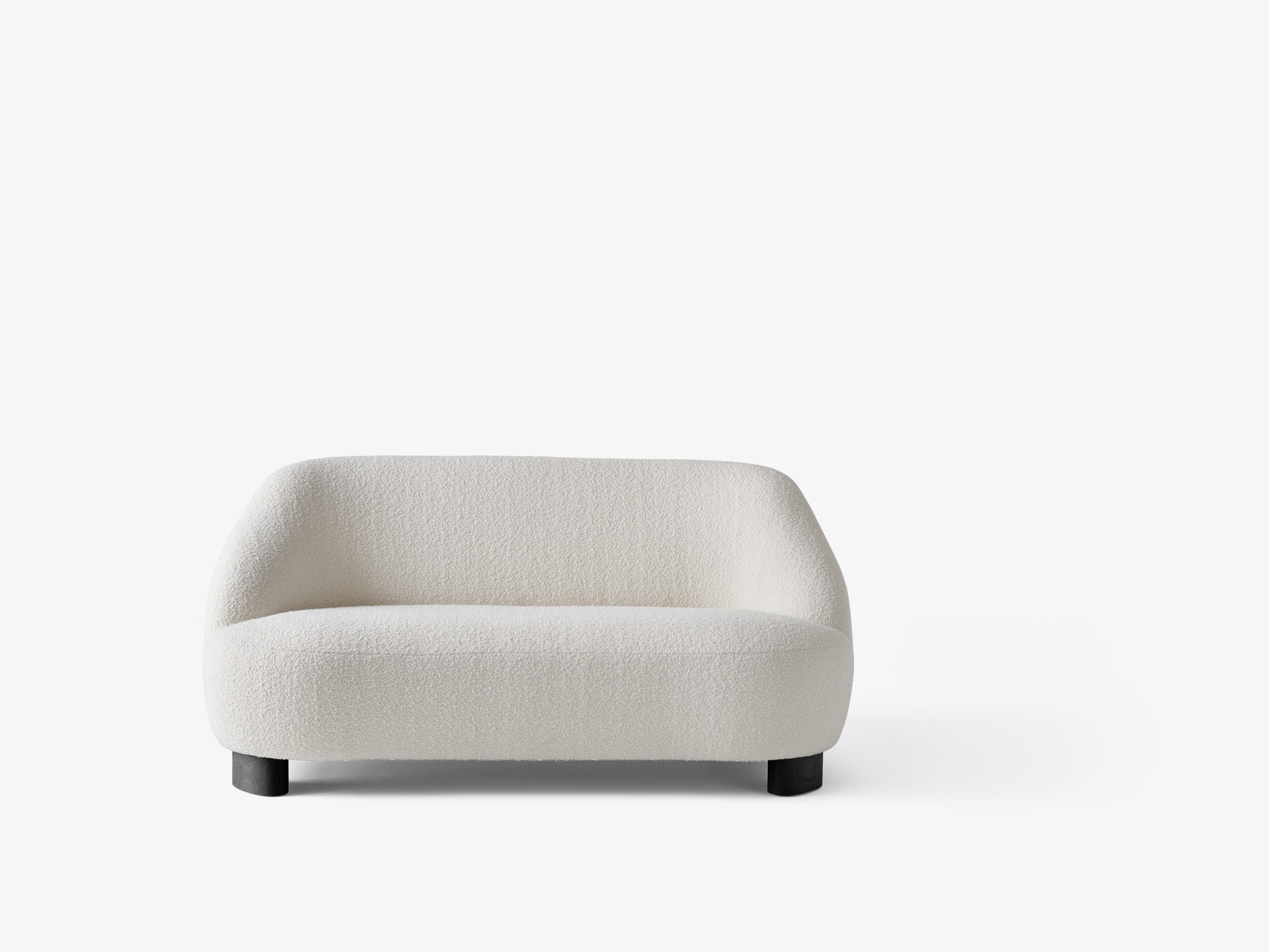 Sofá Margas LC3 de &Tradition diseñado por Liljencrantz, estructura de madera con tapicería elegante y cojines de espuma prem; Margas Sofa LC3 — Margas LC3_In Designers choice Karakorum 001 Oiled Oak-front; Margas Sofa LC3 — Margas LC3_In Designers choice Karakorum 001 Oiled Walnut-front; Margas Sofa LC3 — Margas LC3_In Designers choice Karakorum 001 Black Lacquered Oak-side; Margas Sofa LC3 — Margas LC3_In Designers choice Karakorum 001 Oiled Walnut-side
