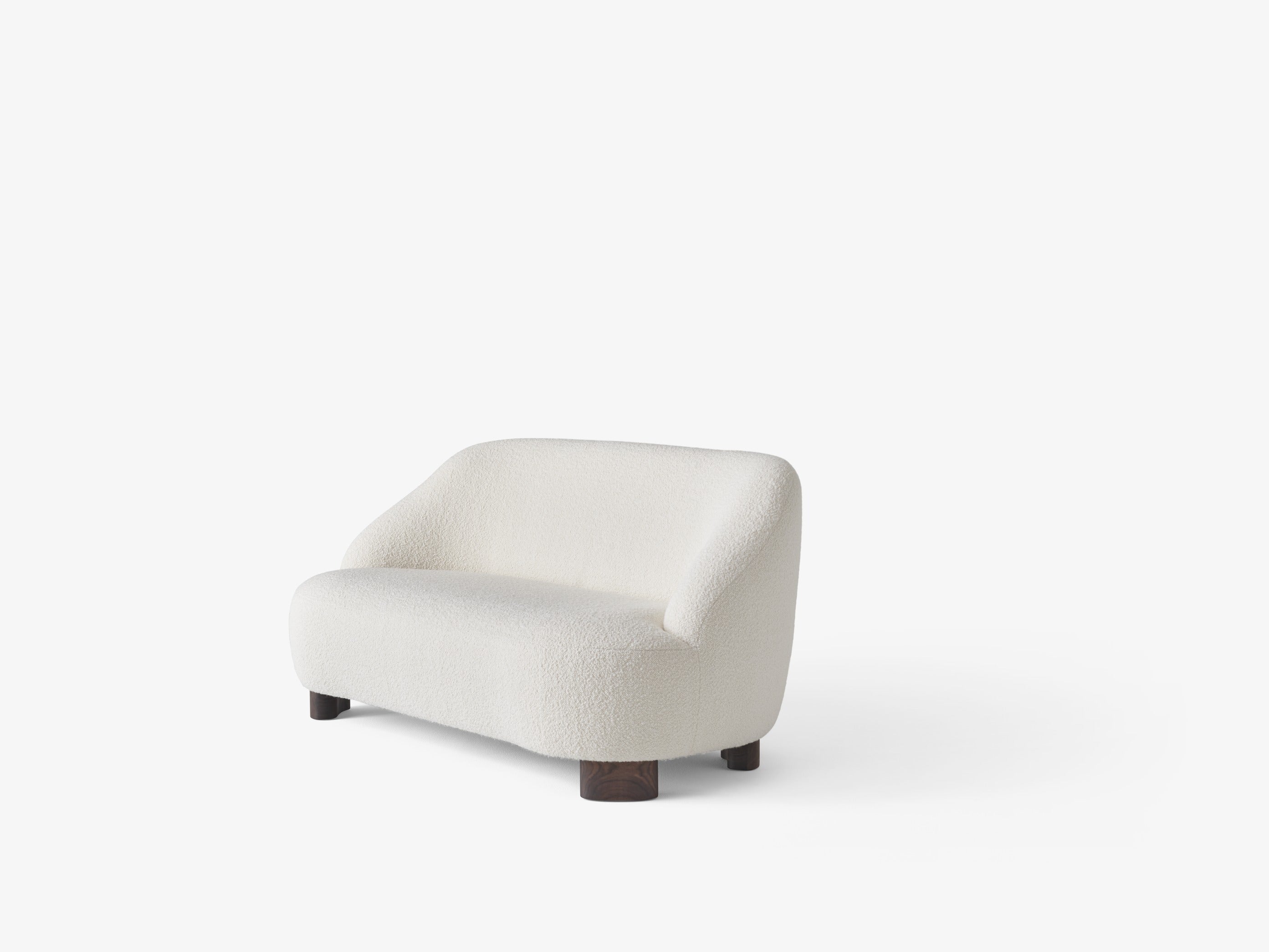 Sofá Margas LC3 de &Tradition diseñado por Liljencrantz, estructura de madera con tapicería elegante y cojines de espuma prem; Margas Sofa LC3 — Margas LC3_In Designers choice Karakorum 001 Oiled Oak-front; Margas Sofa LC3 — Margas LC3_In Designers choice Karakorum 001 Oiled Walnut-front; Margas Sofa LC3 — Margas LC3_In Designers choice Karakorum 001 Black Lacquered Oak-side; Margas Sofa LC3 — Margas LC3_In Designers choice Karakorum 001 Oiled Walnut-side
