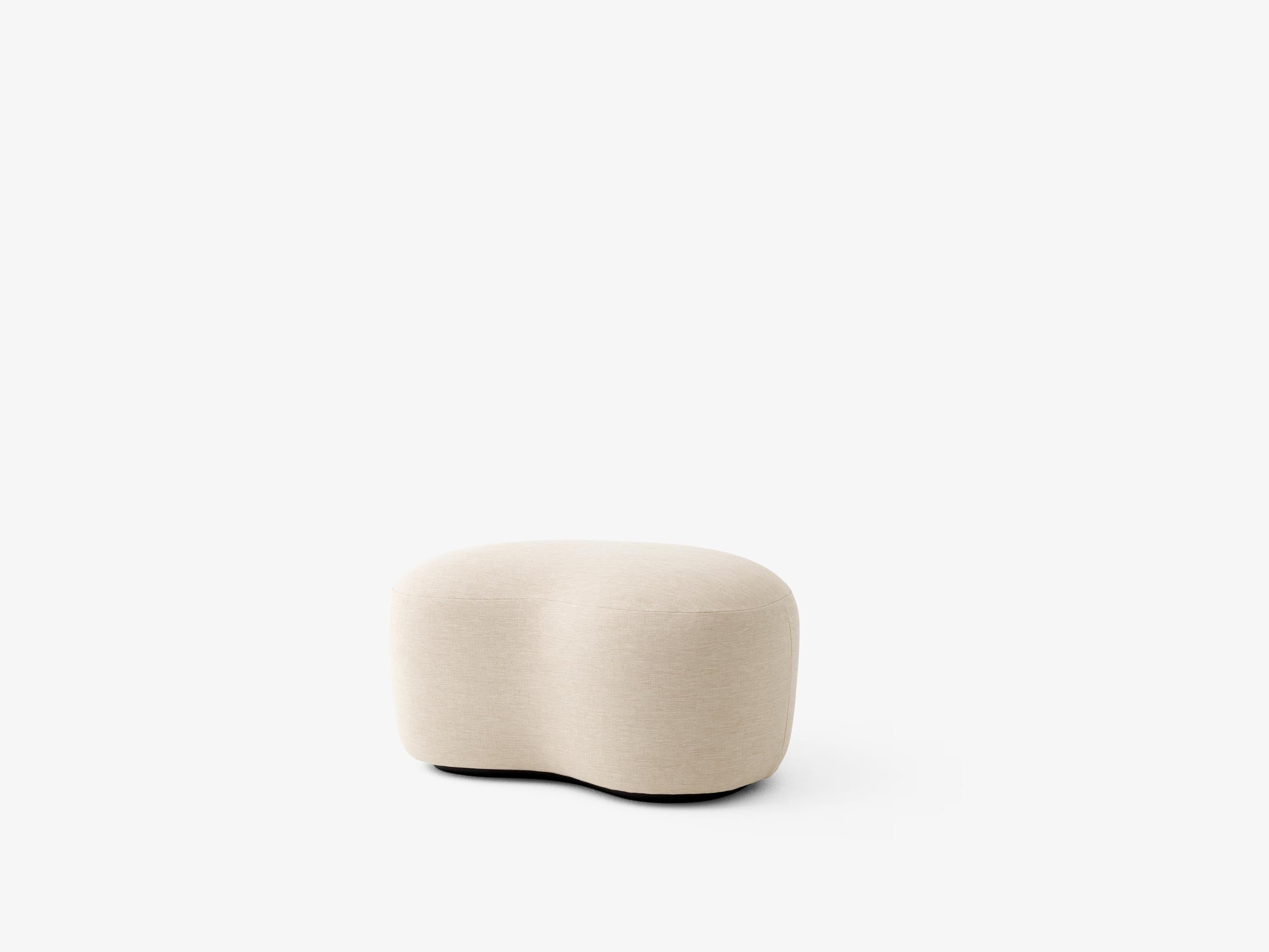 Puf Margas LC5 de &Tradition diseñado por Liljencrantz, estructura de madera tapizada con espuma y guata en acabado elegante; Margas Pouf LC5 — Margas Pouf LC5_Black Base w. Karakorum 001_Angled Front; Margas Pouf LC5 — Margas Pouf LC5_Black Base w. Acca 0621_Angled Front; Margas Pouf LC5 — Margas Pouf LC5_Black Base w. Vidar 0472_Angled Front; Margas Pouf LC5 — Margas Pouf LC5_Black Base w. Hallingdal 0753_Angled Front