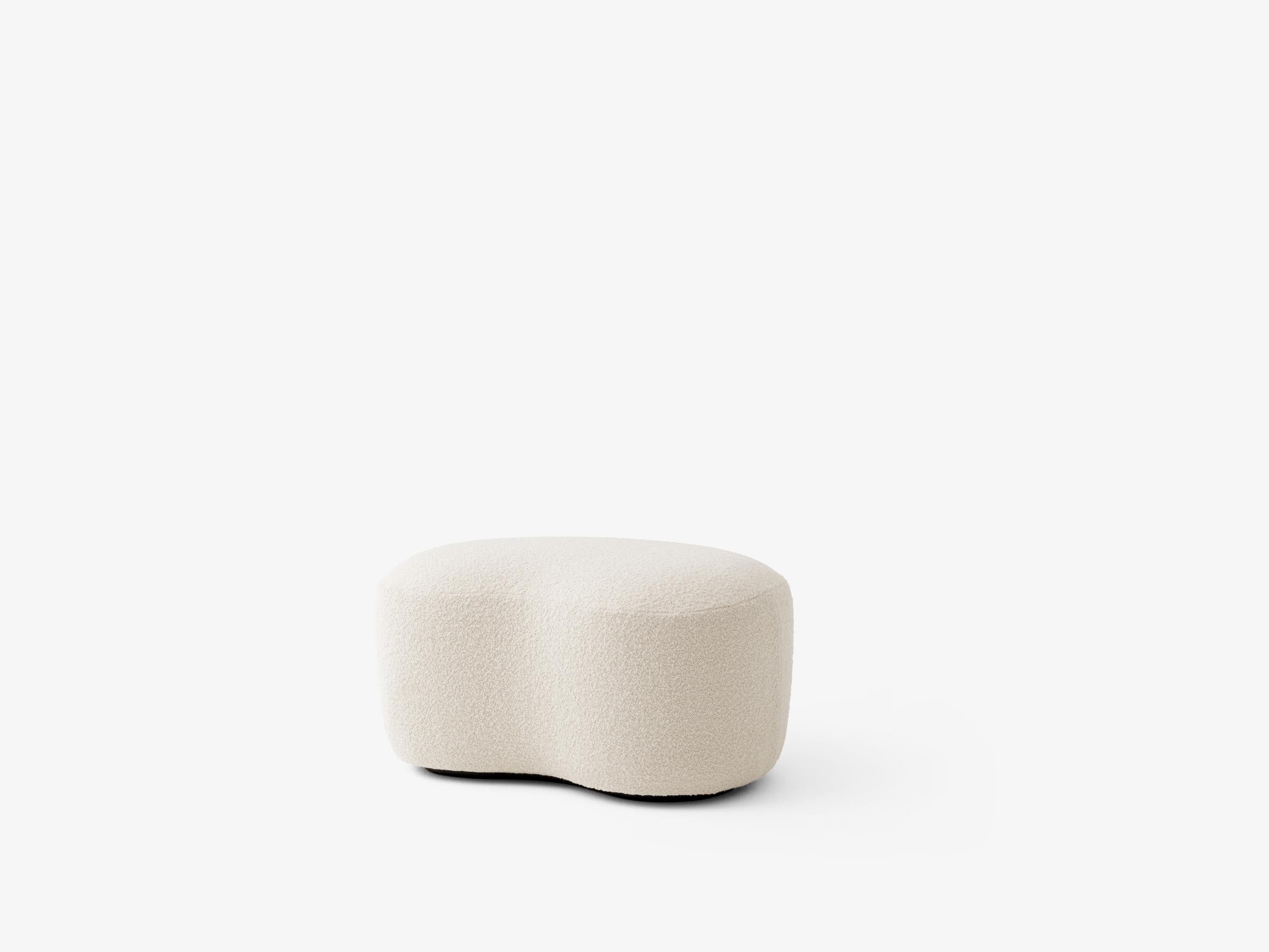 Puf Margas LC5 de &Tradition diseñado por Liljencrantz, estructura de madera tapizada con espuma y guata en acabado elegante; Margas Pouf LC5 — Margas Pouf LC5_Black Base w. Karakorum 001_Angled Front; Margas Pouf LC5 — Margas Pouf LC5_Black Base w. Acca 0621_Angled Front; Margas Pouf LC5 — Margas Pouf LC5_Black Base w. Vidar 0472_Angled Front; Margas Pouf LC5 — Margas Pouf LC5_Black Base w. Hallingdal 0753_Angled Front
