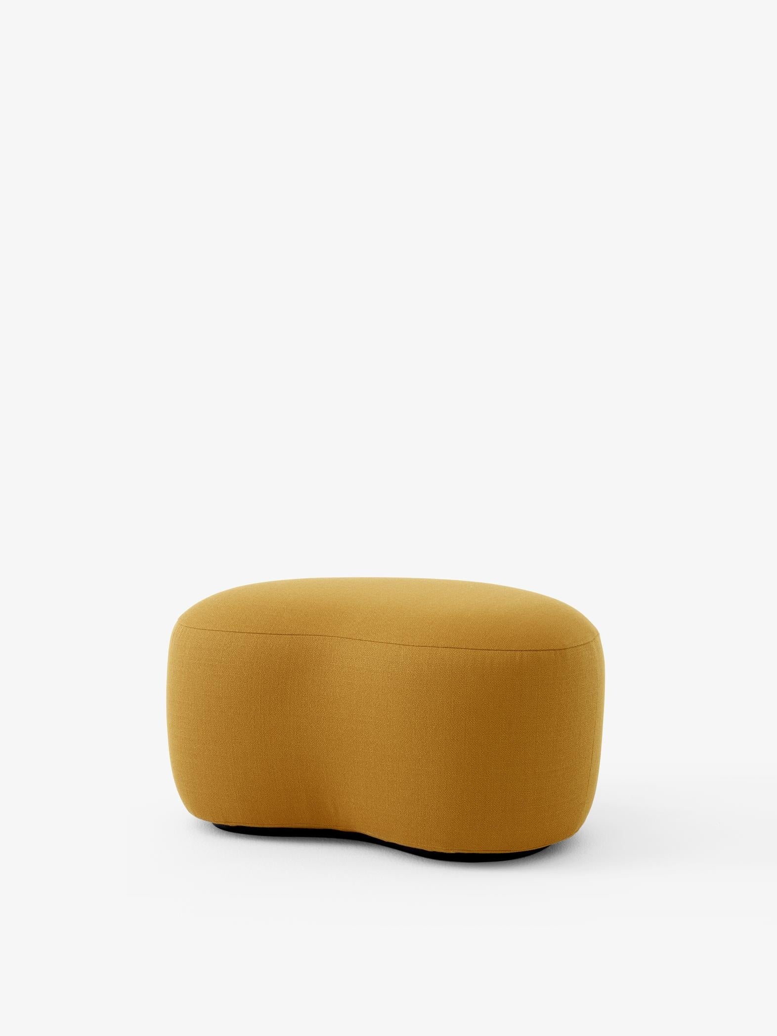 Puf Margas LC5 de &Tradition diseñado por Liljencrantz, estructura de madera tapizada con espuma y guata en acabado elegante; Margas Pouf LC5 — Margas Pouf LC5_Black Base w. Karakorum 001_Angled Front; Margas Pouf LC5 — Margas Pouf LC5_Black Base w. Acca 0621_Angled Front; Margas Pouf LC5 — Margas Pouf LC5_Black Base w. Vidar 0472_Angled Front; Margas Pouf LC5 — Margas Pouf LC5_Black Base w. Hallingdal 0753_Angled Front