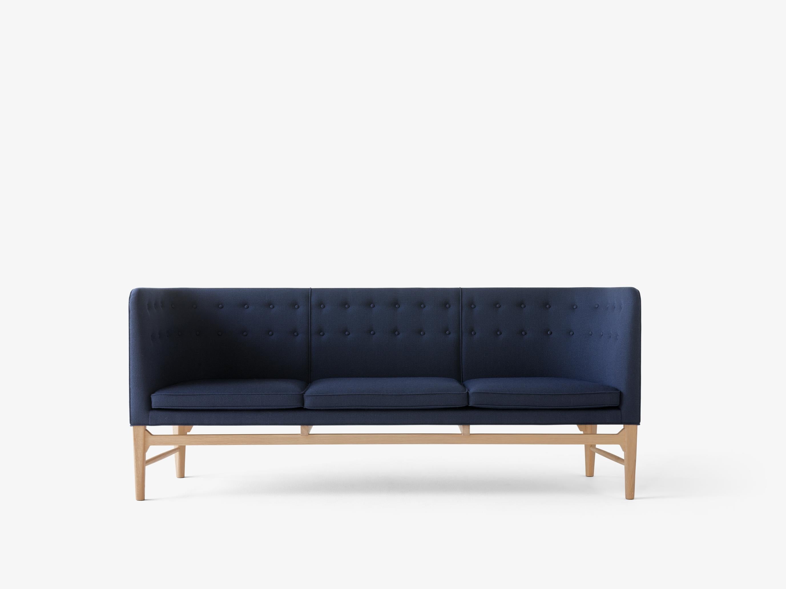 Sofá Mayor AJ5 de &Tradition diseñado por Arne Jacobsen, estructura de madera con tapicería y cintas elásticas sobre fondo ne; Mayor Sofa AJ5 — Mayor AJ5_OiledOak w. vid554_Angled front; Mayor Sofa AJ5 — Mayor AJ5_Walnut w. hal0220_Angled front; Mayor Sofa AJ5 — Mayor AJ5_Walnut w. fiord0581_Angled front; Mayor Sofa AJ5 — Mayor AJ5_Walnut w. hal0220_Detail