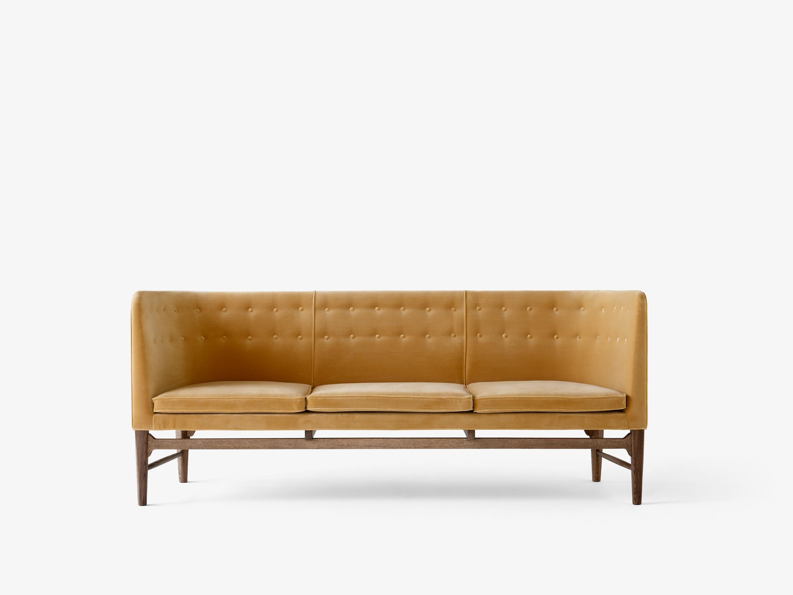 Sofá Mayor AJ5 de &Tradition diseñado por Arne Jacobsen, estructura de madera con tapicería y cintas elásticas sobre fondo ne; Mayor Sofa AJ5 — Mayor AJ5_OiledOak w. vid554_Angled front; Mayor Sofa AJ5 — Mayor AJ5_Walnut w. hal0220_Angled front; Mayor Sofa AJ5 — Mayor AJ5_Walnut w. fiord0581_Angled front; Mayor Sofa AJ5 — Mayor AJ5_Walnut w. hal0220_Detail