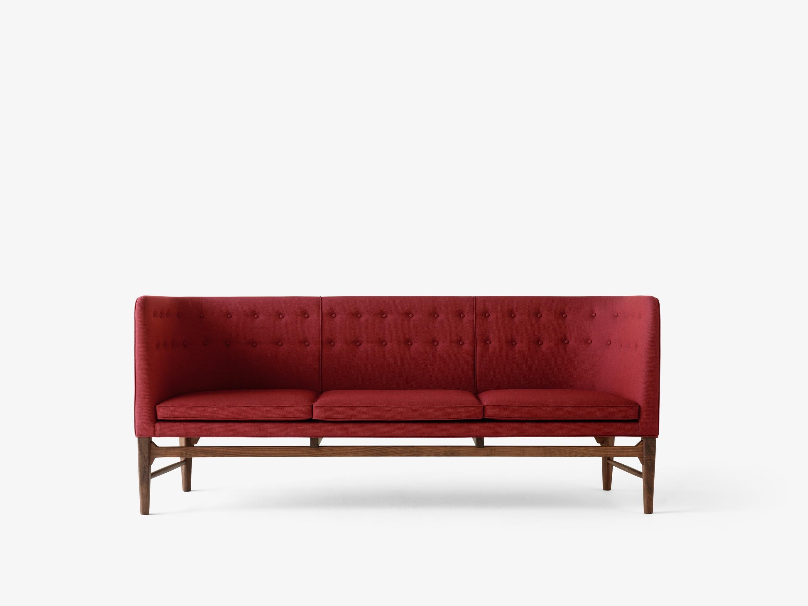 Sofá Mayor AJ5 de &Tradition diseñado por Arne Jacobsen, estructura de madera con tapicería y cintas elásticas sobre fondo ne; Mayor Sofa AJ5 — Mayor AJ5_OiledOak w. vid554_Angled front; Mayor Sofa AJ5 — Mayor AJ5_Walnut w. hal0220_Angled front; Mayor Sofa AJ5 — Mayor AJ5_Walnut w. fiord0581_Angled front; Mayor Sofa AJ5 — Mayor AJ5_Walnut w. hal0220_Detail