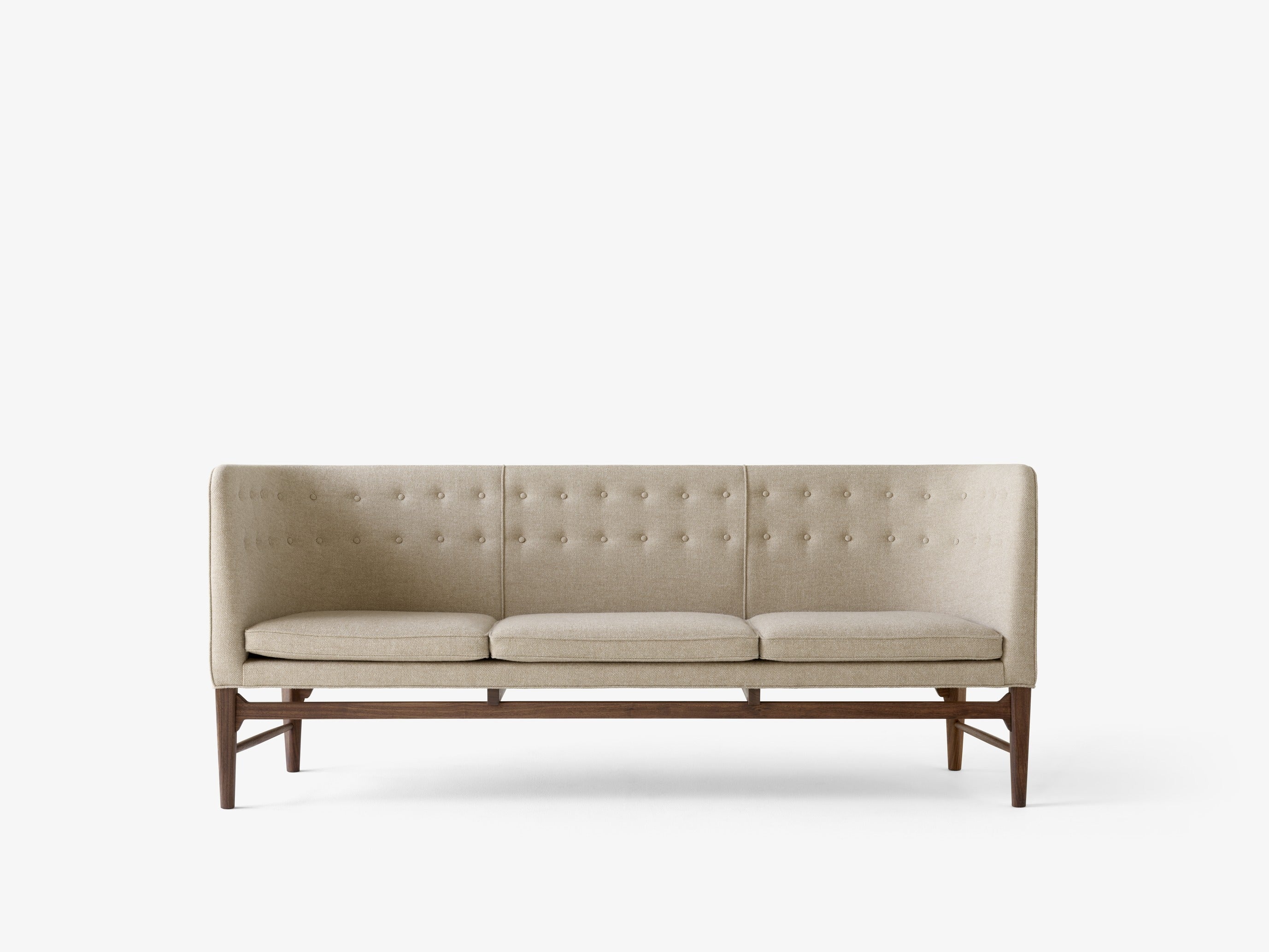 Sofá Mayor AJ5 de &Tradition diseñado por Arne Jacobsen, estructura de madera con tapicería y cintas elásticas sobre fondo ne; Mayor Sofa AJ5 — Mayor AJ5_OiledOak w. vid554_Angled front; Mayor Sofa AJ5 — Mayor AJ5_Walnut w. hal0220_Angled front; Mayor Sofa AJ5 — Mayor AJ5_Walnut w. fiord0581_Angled front; Mayor Sofa AJ5 — Mayor AJ5_Walnut w. hal0220_Detail