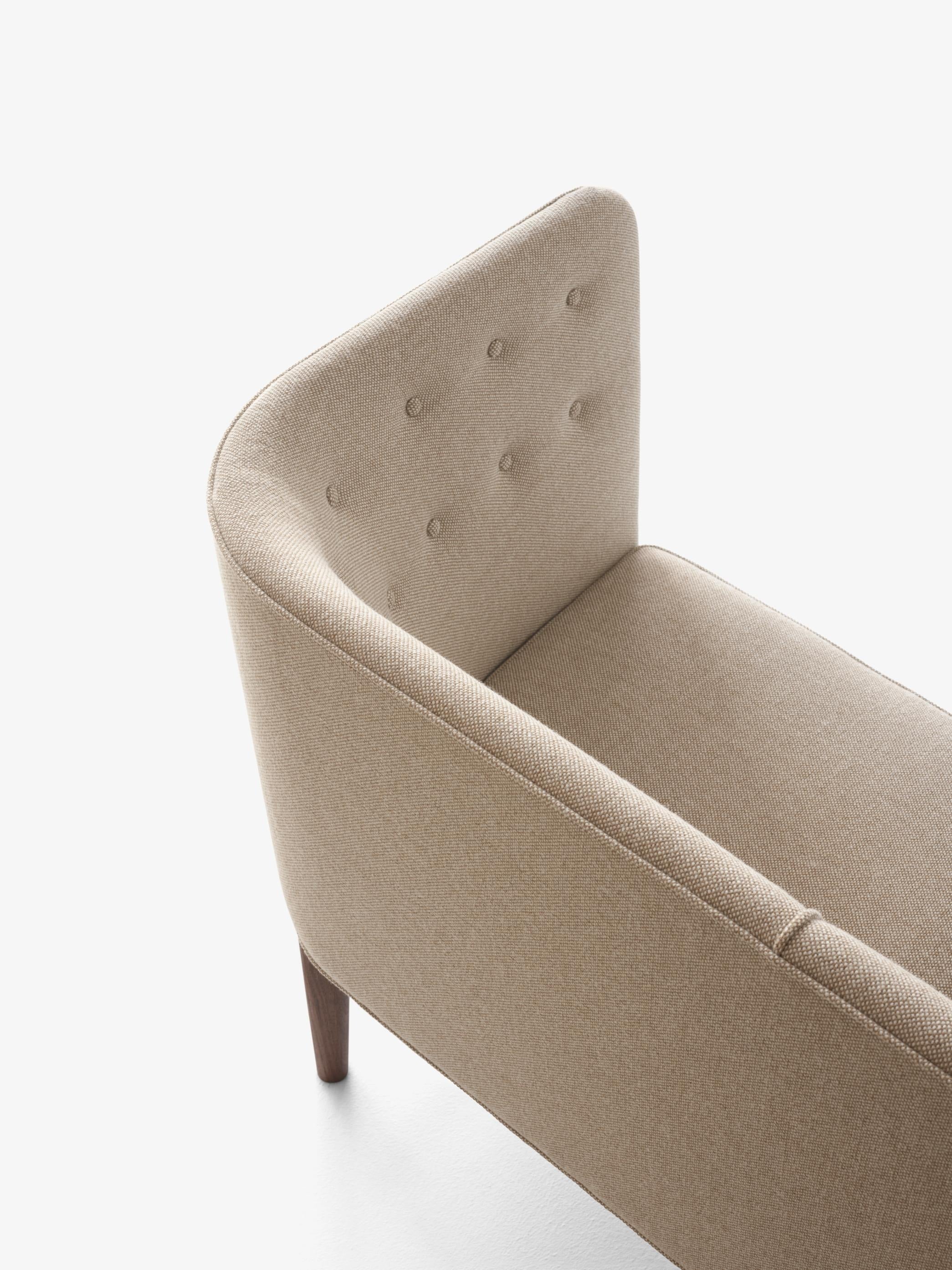 Sofá Mayor AJ5 de &Tradition diseñado por Arne Jacobsen, estructura de madera con tapicería y cintas elásticas sobre fondo ne; Mayor Sofa AJ5 — Mayor AJ5_OiledOak w. vid554_Angled front; Mayor Sofa AJ5 — Mayor AJ5_Walnut w. hal0220_Angled front; Mayor Sofa AJ5 — Mayor AJ5_Walnut w. fiord0581_Angled front; Mayor Sofa AJ5 — Mayor AJ5_Walnut w. hal0220_Detail