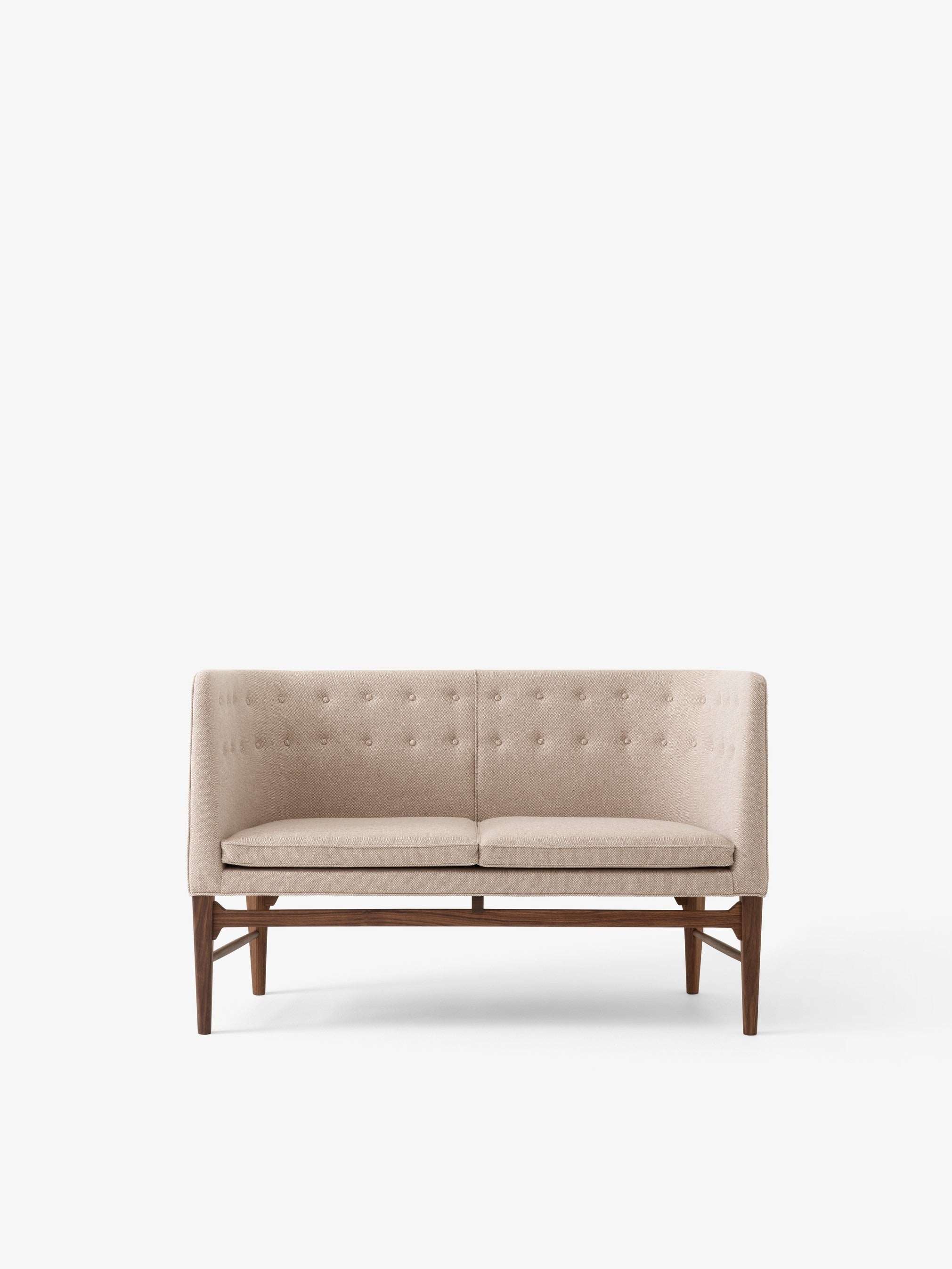 Sofá Mayor AJ6 de &Tradition diseñado por Arne Jacobsen, estructura de madera con tapicería elegante y cintas elásticas; Mayor Sofa AJ6 — Mayor AJ6_Oiled walnut w. Gentle 443 _angled front; Mayor Sofa AJ6 — Mayor AJ6_Oiled walnut w. Gentle 443_angled_detail; Mayor Sofa AJ6 — Mayor AJ6_High legs_Oiled walnut w. Hallingdal 0220; Mayor Sofa AJ6 — Mayor AJ6_OiledOak w. ecri0150_Detail