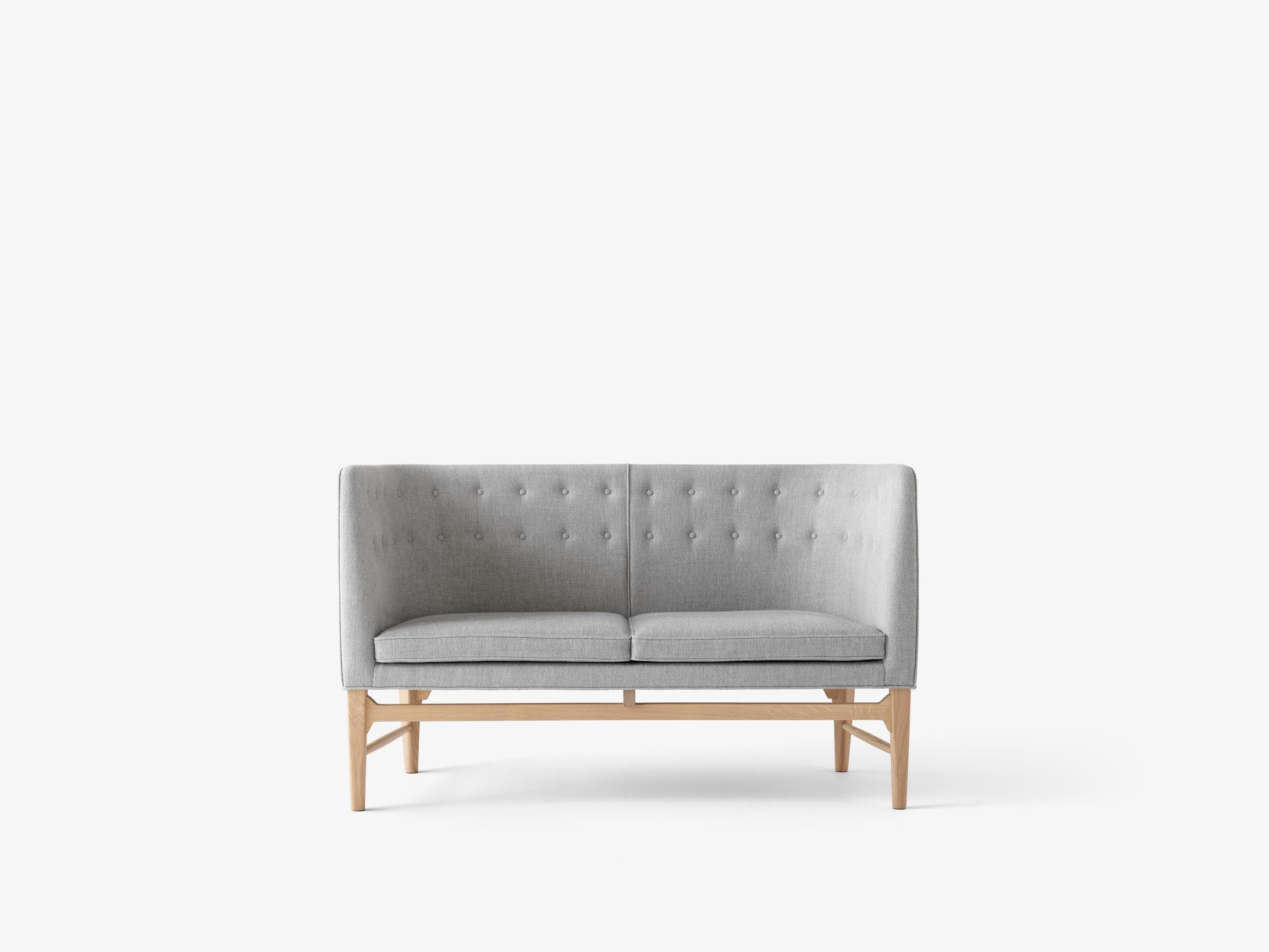Sofá Mayor AJ6 de &Tradition diseñado por Arne Jacobsen, estructura de madera con tapicería elegante y cintas elásticas; Mayor Sofa AJ6 — Mayor AJ6_Oiled walnut w. Gentle 443 _angled front; Mayor Sofa AJ6 — Mayor AJ6_Oiled walnut w. Gentle 443_angled_detail; Mayor Sofa AJ6 — Mayor AJ6_High legs_Oiled walnut w. Hallingdal 0220; Mayor Sofa AJ6 — Mayor AJ6_OiledOak w. ecri0150_Detail