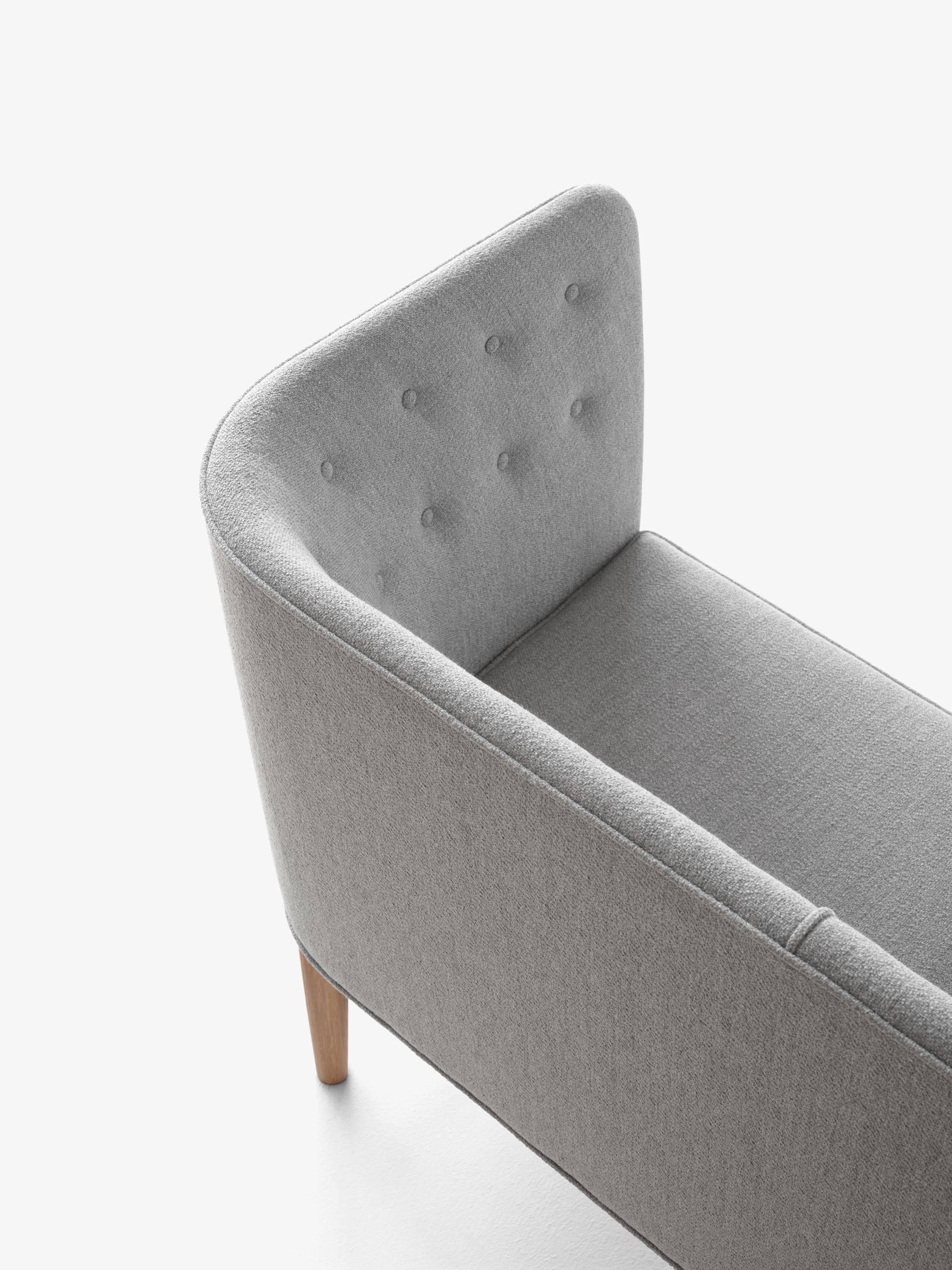 Sofá Mayor AJ6 de &Tradition diseñado por Arne Jacobsen, estructura de madera con tapicería elegante y cintas elásticas; Mayor Sofa AJ6 — Mayor AJ6_Oiled walnut w. Gentle 443 _angled front; Mayor Sofa AJ6 — Mayor AJ6_Oiled walnut w. Gentle 443_angled_detail; Mayor Sofa AJ6 — Mayor AJ6_High legs_Oiled walnut w. Hallingdal 0220; Mayor Sofa AJ6 — Mayor AJ6_OiledOak w. ecri0150_Detail