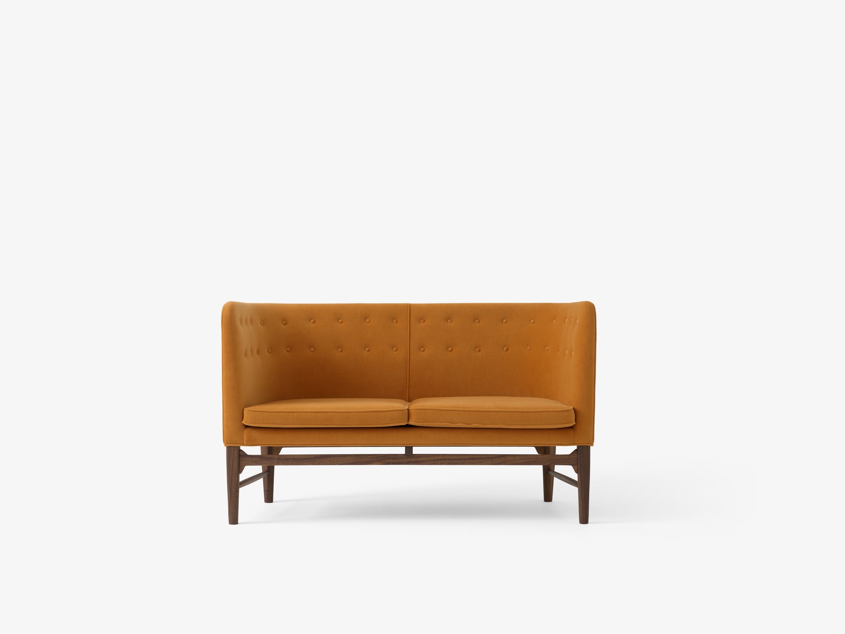 Sofá Mayor AJ6 de &Tradition diseñado por Arne Jacobsen, estructura de madera con tapicería elegante y cintas elásticas; Mayor Sofa AJ6 — Mayor AJ6_Oiled walnut w. Gentle 443 _angled front; Mayor Sofa AJ6 — Mayor AJ6_Oiled walnut w. Gentle 443_angled_detail; Mayor Sofa AJ6 — Mayor AJ6_High legs_Oiled walnut w. Hallingdal 0220; Mayor Sofa AJ6 — Mayor AJ6_OiledOak w. ecri0150_Detail