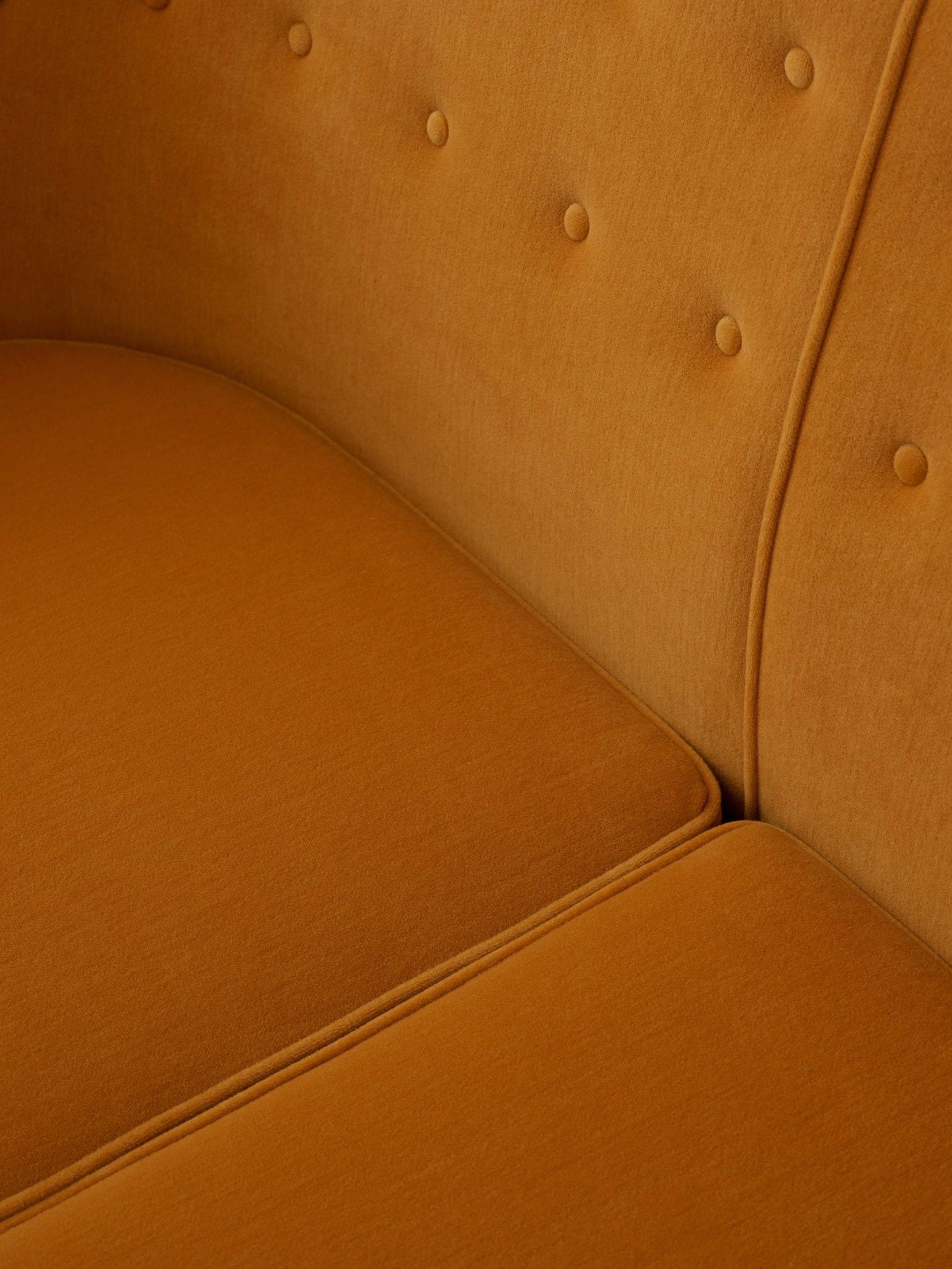 Sofá Mayor AJ6 de &Tradition diseñado por Arne Jacobsen, estructura de madera con tapicería elegante y cintas elásticas; Mayor Sofa AJ6 — Mayor AJ6_Oiled walnut w. Gentle 443 _angled front; Mayor Sofa AJ6 — Mayor AJ6_Oiled walnut w. Gentle 443_angled_detail; Mayor Sofa AJ6 — Mayor AJ6_High legs_Oiled walnut w. Hallingdal 0220; Mayor Sofa AJ6 — Mayor AJ6_OiledOak w. ecri0150_Detail