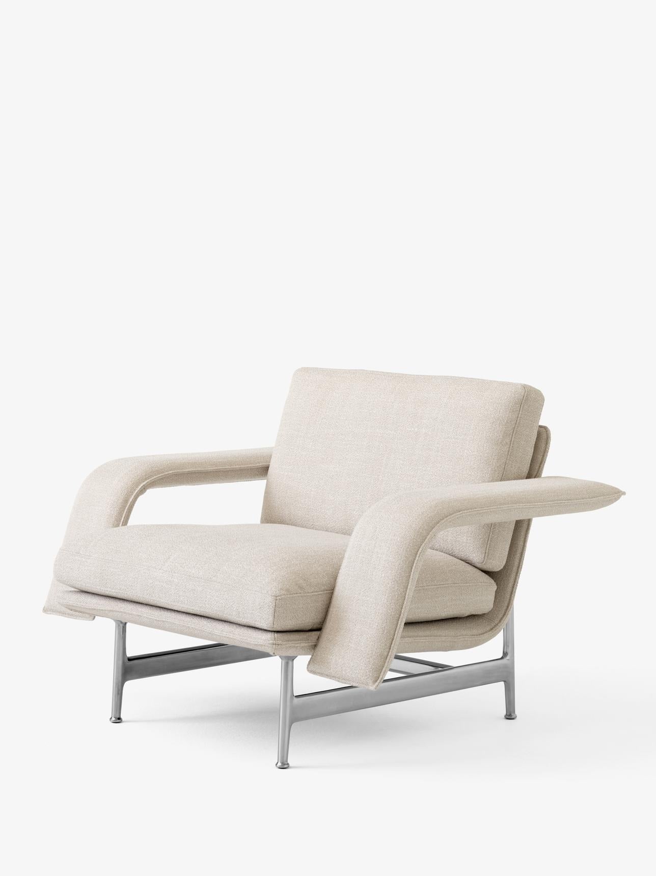 Meantime Lounge Chair AV29 — Meantime Lounge Chair AV29_Polished Aluminium Base w. Ecriture 0210_Angled Front