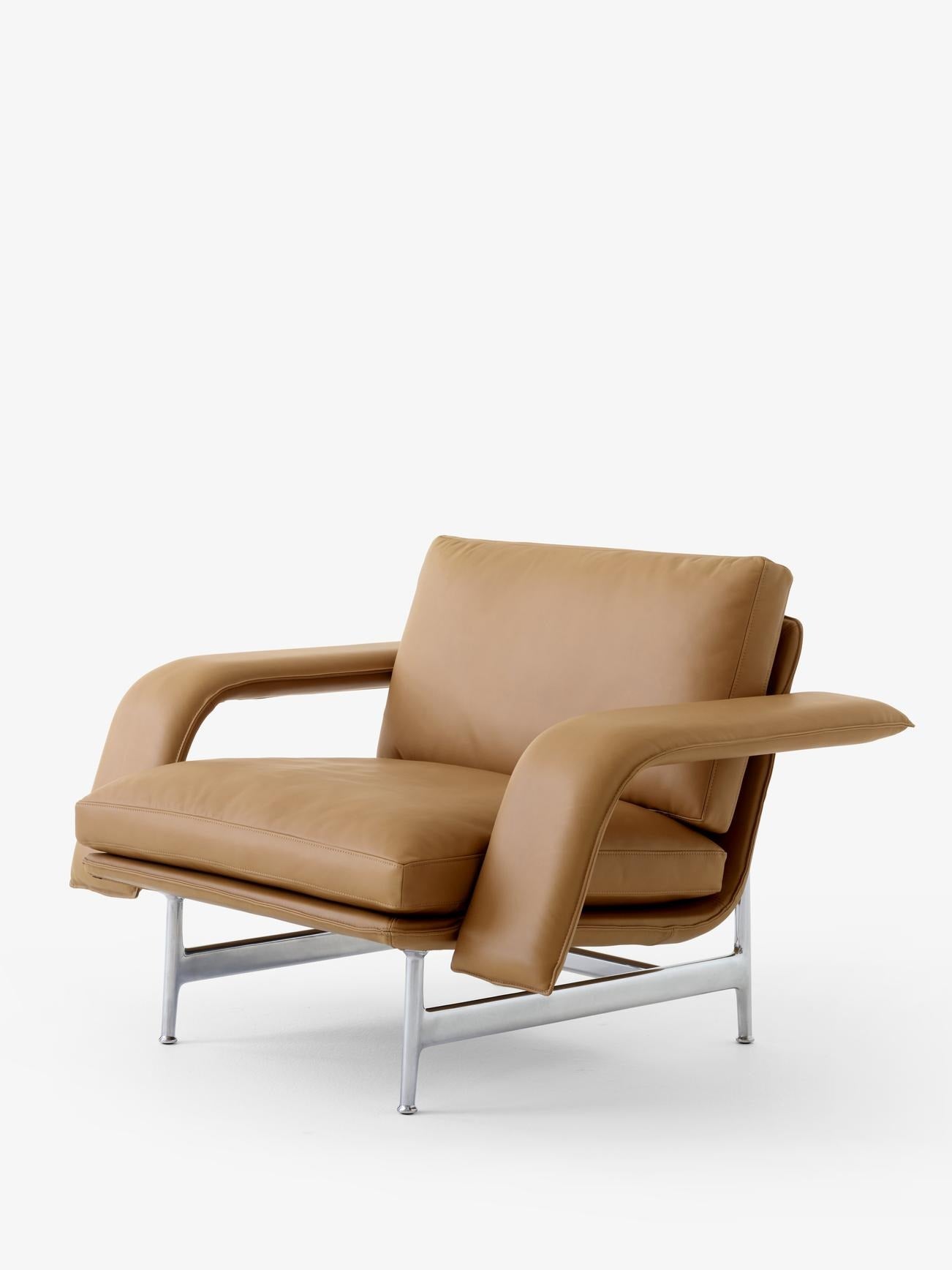 Meantime Lounge Chair AV29 — Meantime Lounge Chair AV29_Polished Aluminium Base w. Noble Leather Cognac_Angled Front