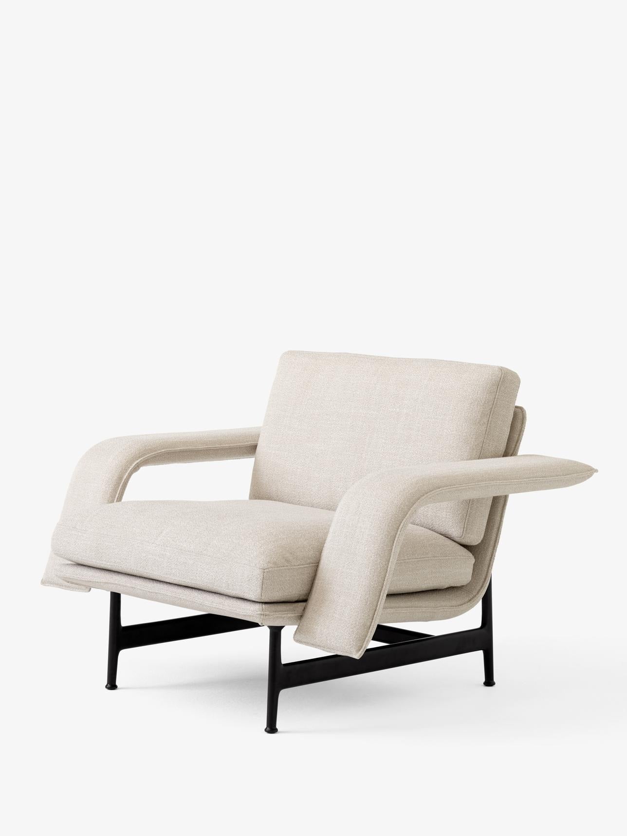 Butaca Meantime Lounge Chair AV29 de &Tradition diseñada por Anderssen & Voll, estructura de aluminio con tapizado suave