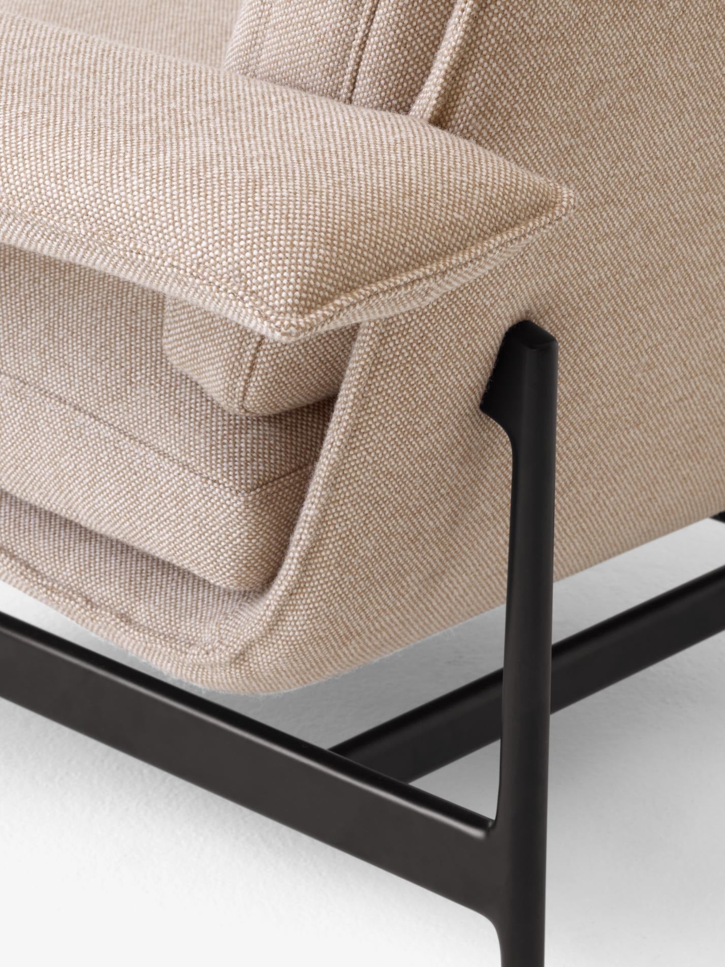 Meantime Lounge Chair AV29 — Meantime Lounge Chair AV29_Warm Black Base w. Hallingdal 0220_Angled Front_Detail