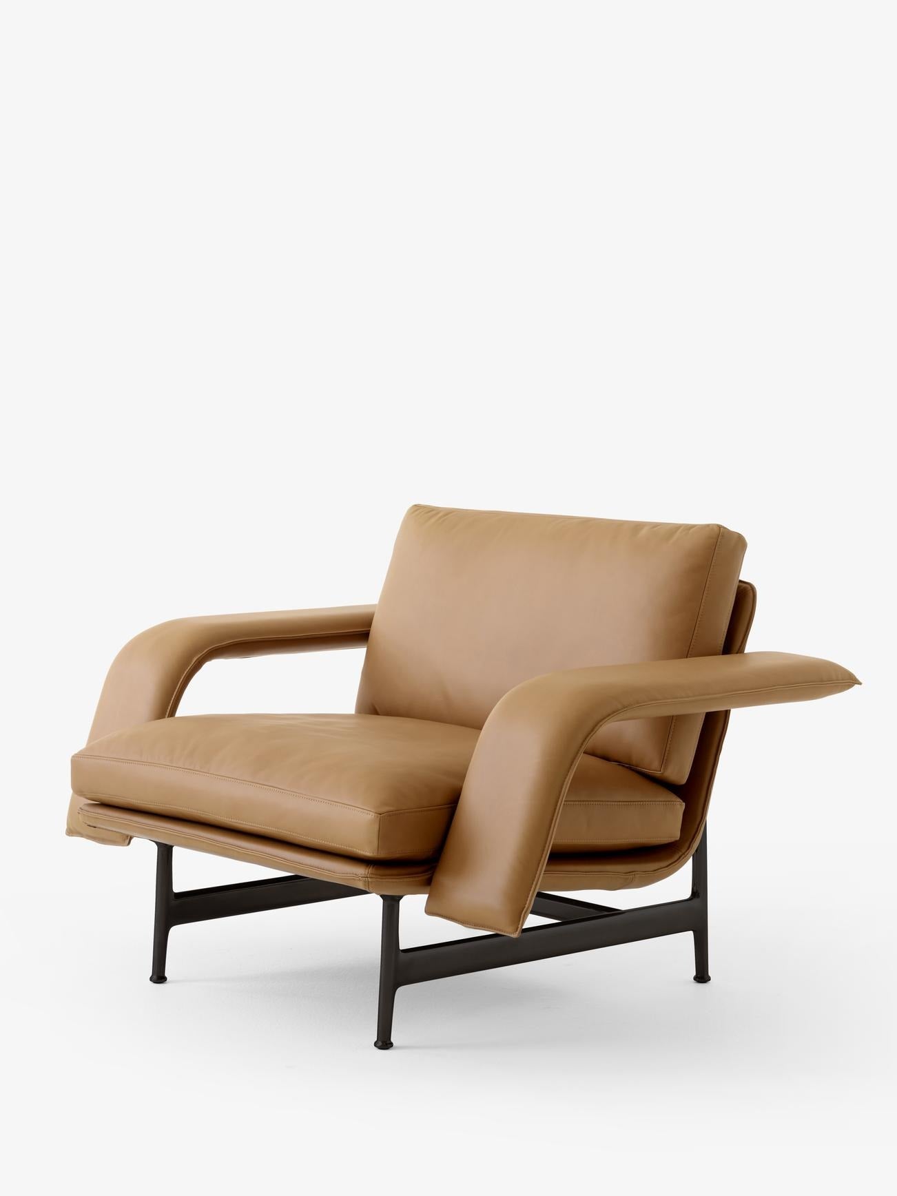 Meantime Lounge Chair AV29 — Meantime Lounge Chair AV29_Warm Black Base w. Noble Leather Cognac_Angled Front