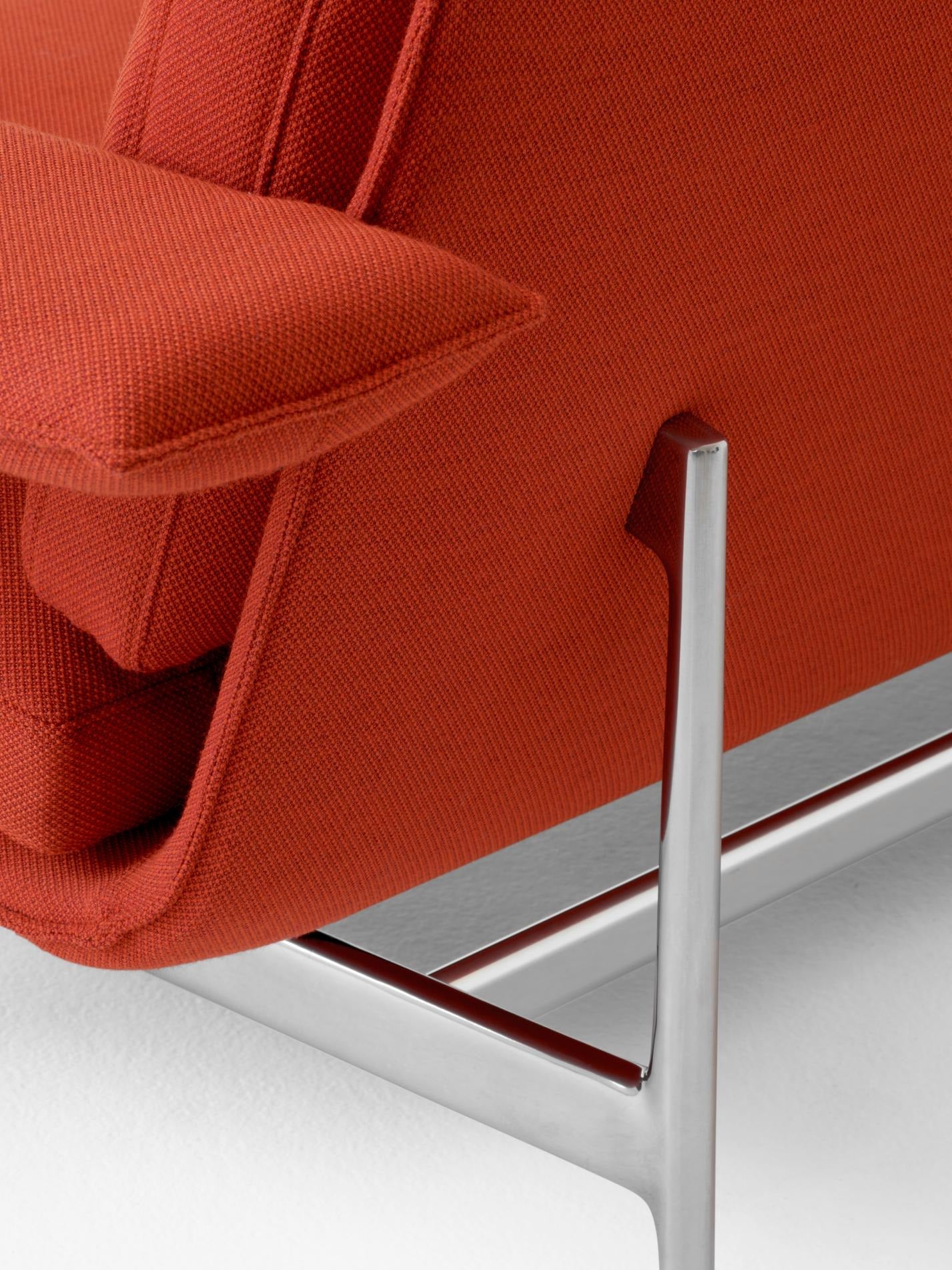 Sofá Meantime AV30 de &Tradition con estructura de aluminio y tapicería elegante, diseño minimalista de Anderssen & Voll; Meantime Sofa AV30 — Meantime Sofa AV30_Polished Aluminium Base w. Ecriture 0210_Angled Front; Meantime Sofa AV30 — Meantime Sofa AV30_Polished Aluminium Base w. Noble Leather Cognac_Angled Front; Meantime Sofa AV30 — Meantime Sofa AV30_Warm Black Base w. Noble Leather Cognac_Angled Front; Meantime Sofa AV30 — Meantime Sofa AV30_AV31_Polished Aluminium Base w. Fiord 0571_Detail