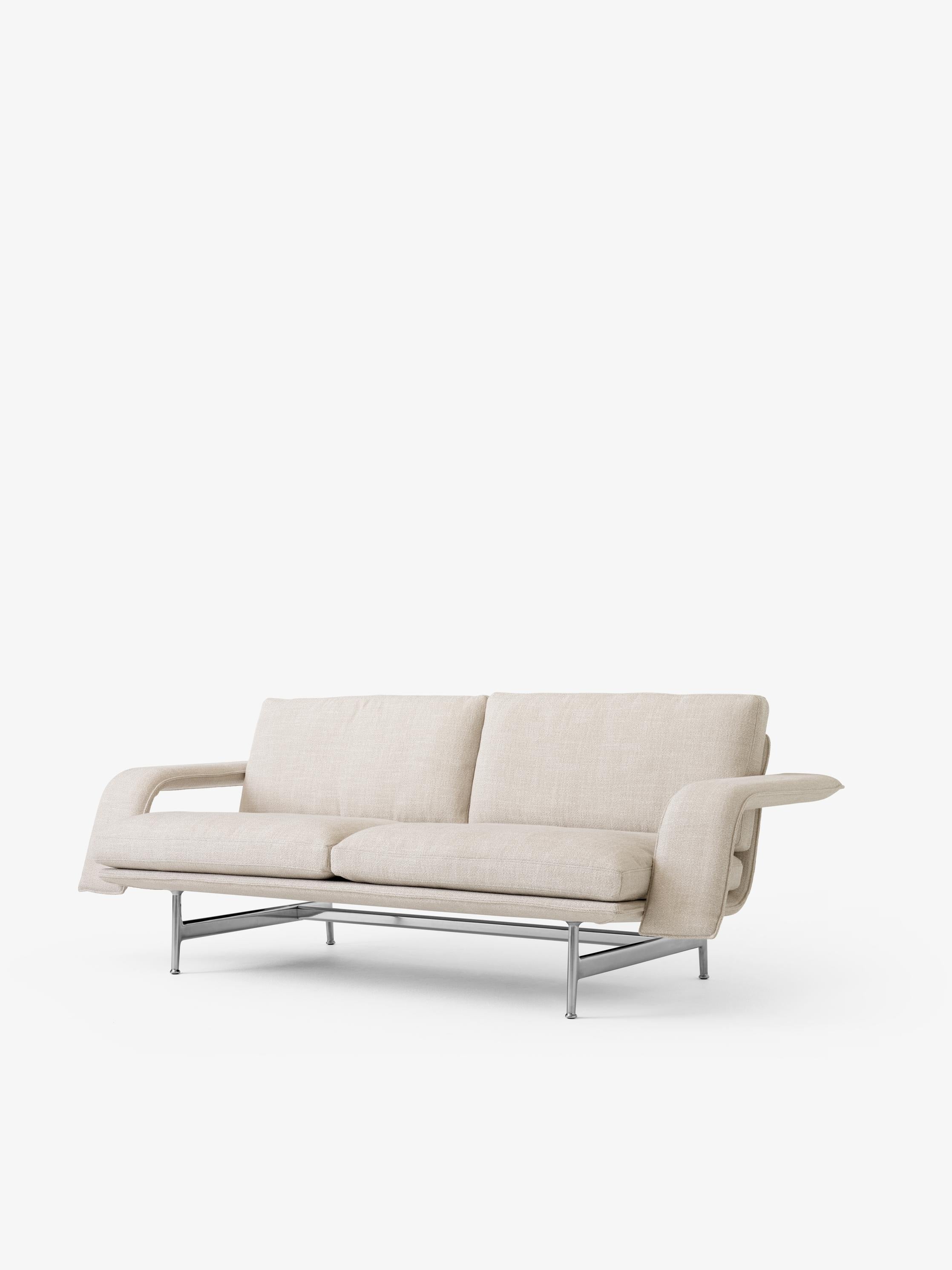 Sofá Meantime AV30 de &Tradition con estructura de aluminio y tapicería elegante, diseño minimalista de Anderssen & Voll; Meantime Sofa AV30 — Meantime Sofa AV30_Polished Aluminium Base w. Ecriture 0210_Angled Front; Meantime Sofa AV30 — Meantime Sofa AV30_Polished Aluminium Base w. Noble Leather Cognac_Angled Front; Meantime Sofa AV30 — Meantime Sofa AV30_Warm Black Base w. Noble Leather Cognac_Angled Front; Meantime Sofa AV30 — Meantime Sofa AV30_AV31_Polished Aluminium Base w. Fiord 0571_Detail