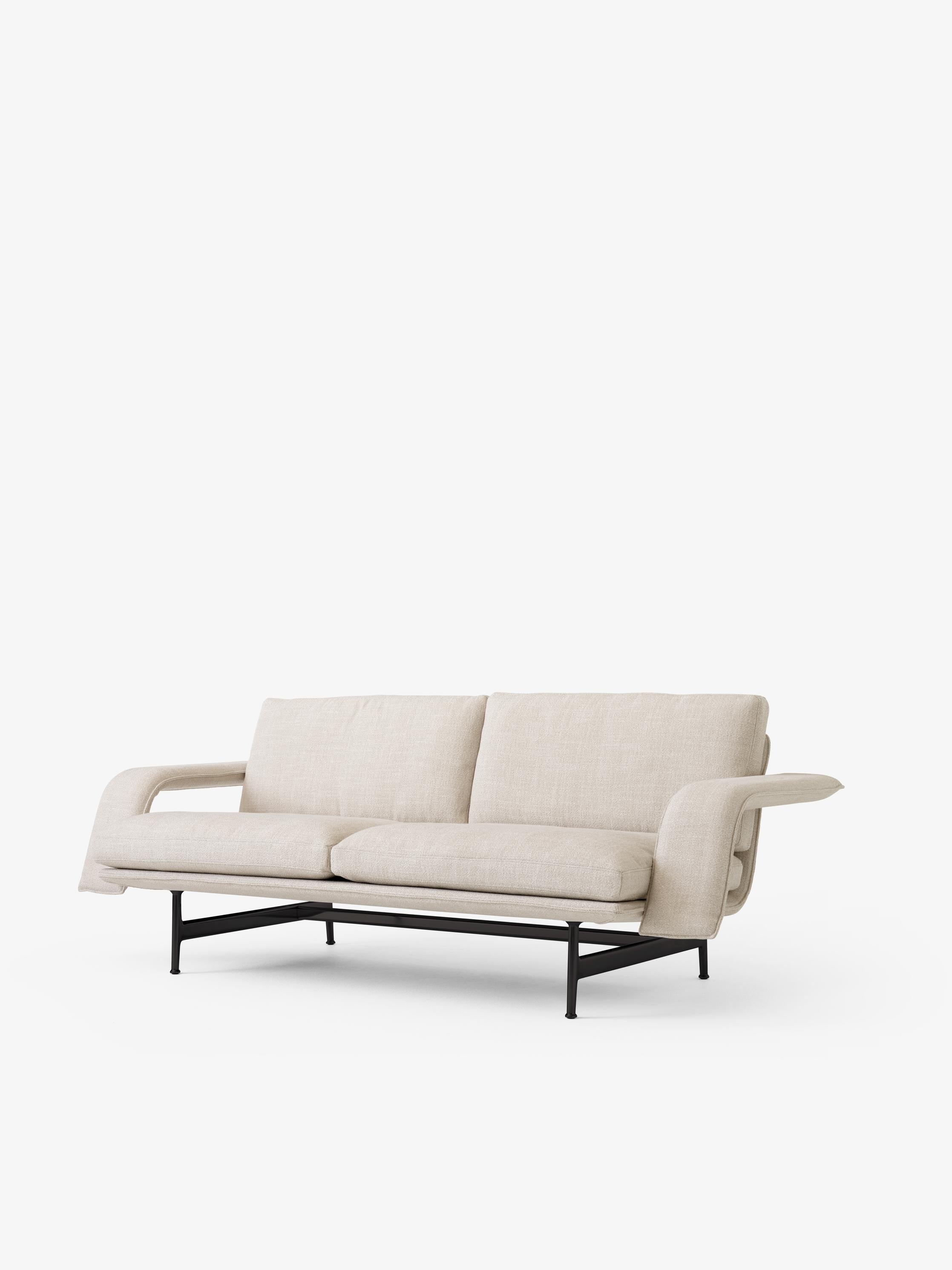 Sofá Meantime AV30 de &Tradition con estructura de aluminio y tapicería elegante, diseño minimalista de Anderssen & Voll; Meantime Sofa AV30 — Meantime Sofa AV30_Polished Aluminium Base w. Ecriture 0210_Angled Front; Meantime Sofa AV30 — Meantime Sofa AV30_Polished Aluminium Base w. Noble Leather Cognac_Angled Front; Meantime Sofa AV30 — Meantime Sofa AV30_Warm Black Base w. Noble Leather Cognac_Angled Front; Meantime Sofa AV30 — Meantime Sofa AV30_AV31_Polished Aluminium Base w. Fiord 0571_Detail