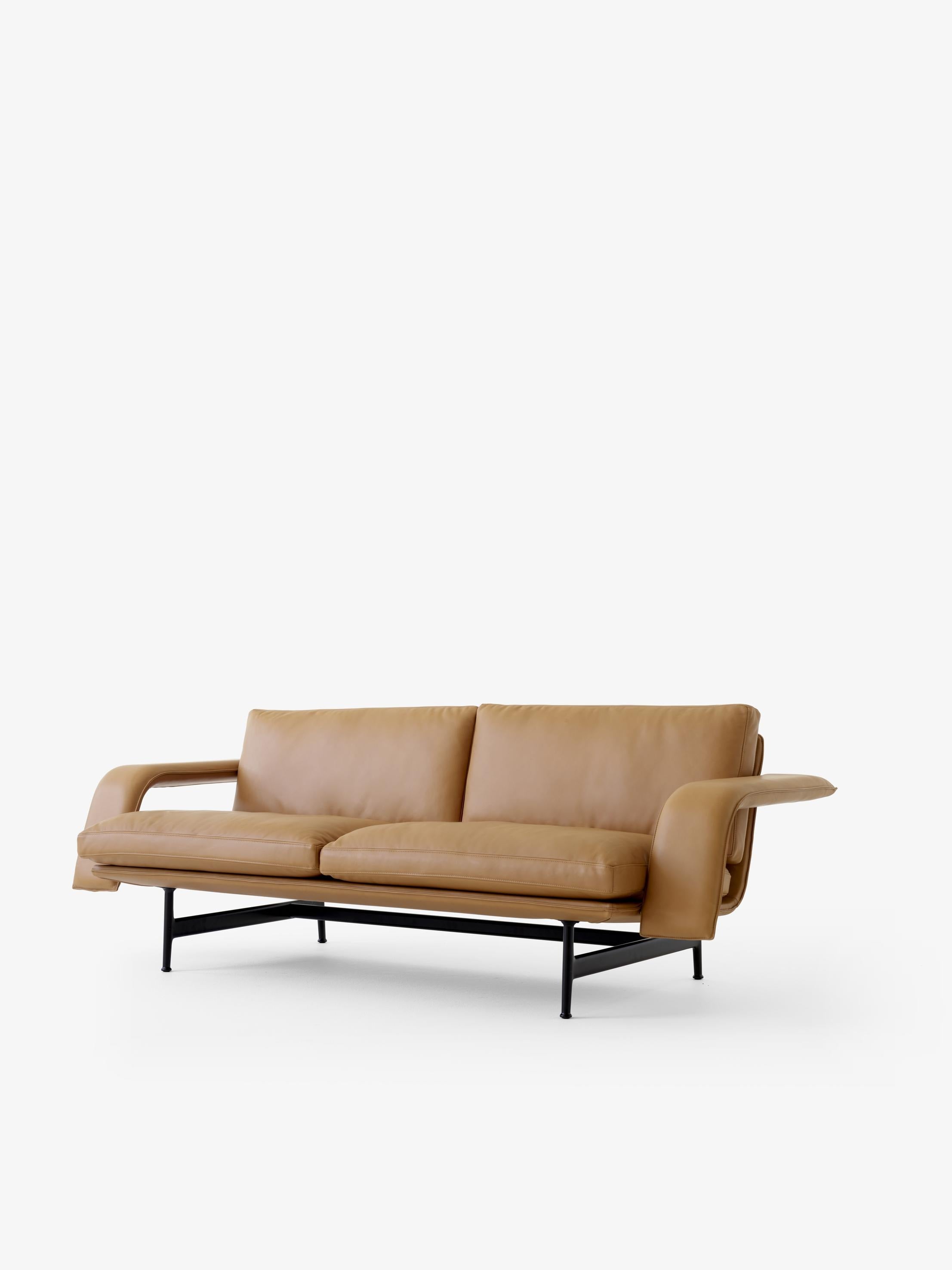 Sofá Meantime AV30 de &Tradition con estructura de aluminio y tapicería elegante, diseño minimalista de Anderssen & Voll; Meantime Sofa AV30 — Meantime Sofa AV30_Polished Aluminium Base w. Ecriture 0210_Angled Front; Meantime Sofa AV30 — Meantime Sofa AV30_Polished Aluminium Base w. Noble Leather Cognac_Angled Front; Meantime Sofa AV30 — Meantime Sofa AV30_Warm Black Base w. Noble Leather Cognac_Angled Front; Meantime Sofa AV30 — Meantime Sofa AV30_AV31_Polished Aluminium Base w. Fiord 0571_Detail