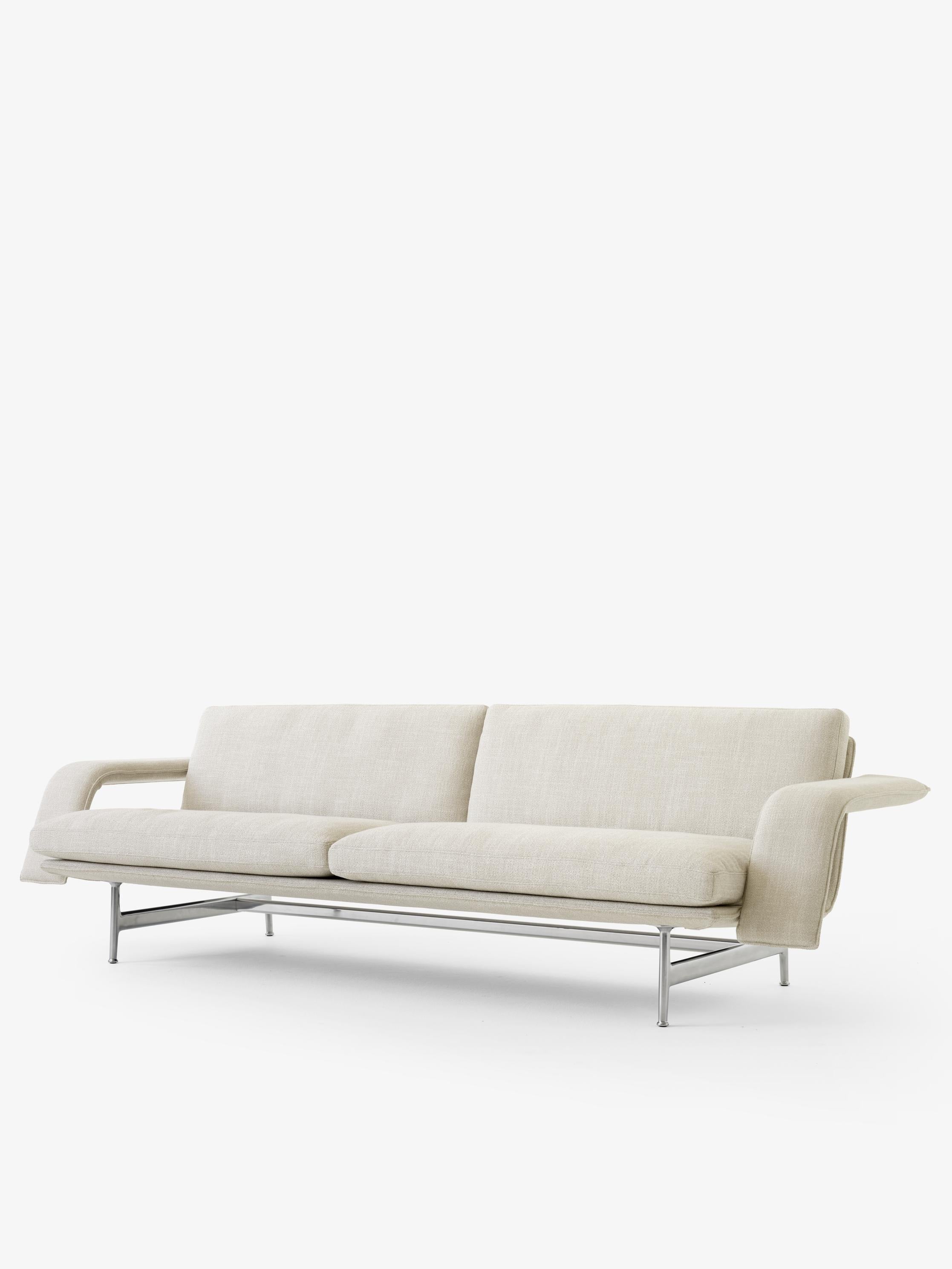 Sofá Meantime AV31 de &Tradition diseñado por Anderssen & Voll con estructura de aluminio y tapizado de alta calidad; Meantime Sofa AV31 — Meantime Sofa AV31_Polished Aluminium Base w. Ecriture 0210_Angled Front; Meantime Sofa AV31 — Meantime Sofa AV31_Polished Aluminium Base w. Fiord 0571_Angled Front; Meantime Sofa AV31 — Meantime Sofa AV31_Warm Black Base w. Fiord 0571_Angled Front; Meantime Sofa AV31 — Meantime Sofa AV31_Polished Aluminium Base w. Ecriture 0210_Detail