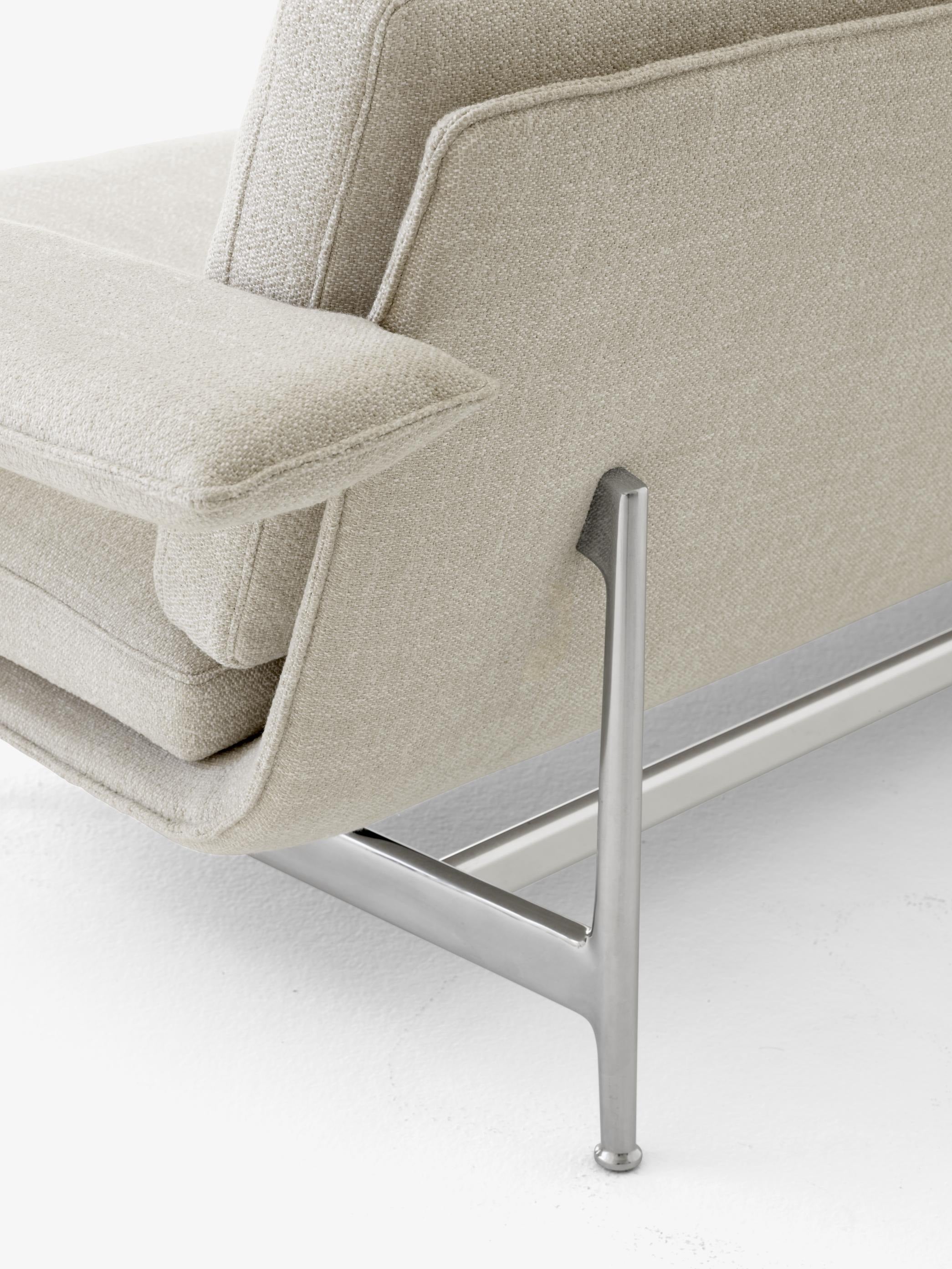 Sofá Meantime AV31 de &Tradition diseñado por Anderssen & Voll con estructura de aluminio y tapizado de alta calidad; Meantime Sofa AV31 — Meantime Sofa AV31_Polished Aluminium Base w. Ecriture 0210_Angled Front; Meantime Sofa AV31 — Meantime Sofa AV31_Polished Aluminium Base w. Fiord 0571_Angled Front; Meantime Sofa AV31 — Meantime Sofa AV31_Warm Black Base w. Fiord 0571_Angled Front; Meantime Sofa AV31 — Meantime Sofa AV31_Polished Aluminium Base w. Ecriture 0210_Detail