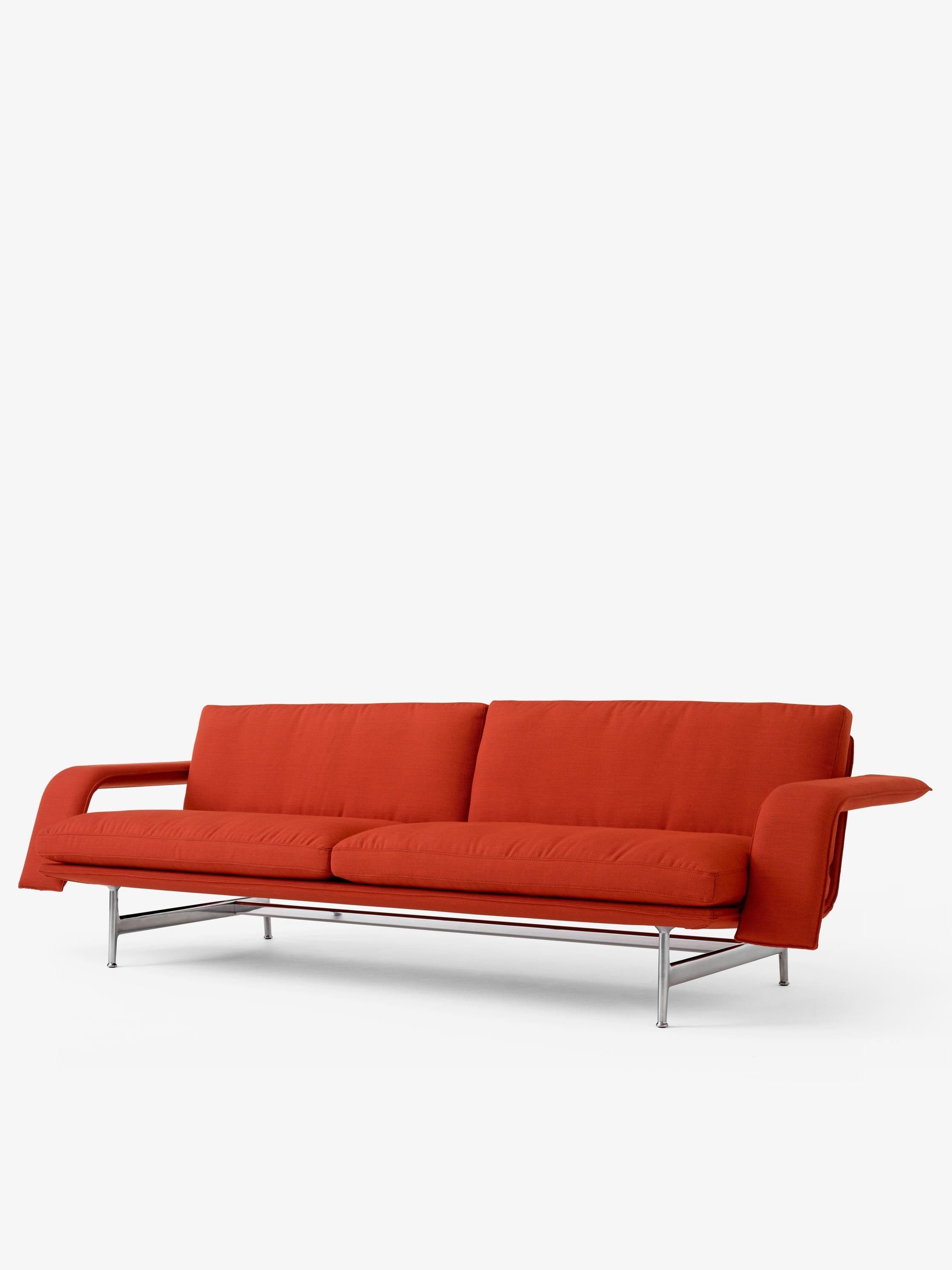 Sofá Meantime AV31 de &Tradition diseñado por Anderssen & Voll con estructura de aluminio y tapizado de alta calidad; Meantime Sofa AV31 — Meantime Sofa AV31_Polished Aluminium Base w. Ecriture 0210_Angled Front; Meantime Sofa AV31 — Meantime Sofa AV31_Polished Aluminium Base w. Fiord 0571_Angled Front; Meantime Sofa AV31 — Meantime Sofa AV31_Warm Black Base w. Fiord 0571_Angled Front; Meantime Sofa AV31 — Meantime Sofa AV31_Polished Aluminium Base w. Ecriture 0210_Detail