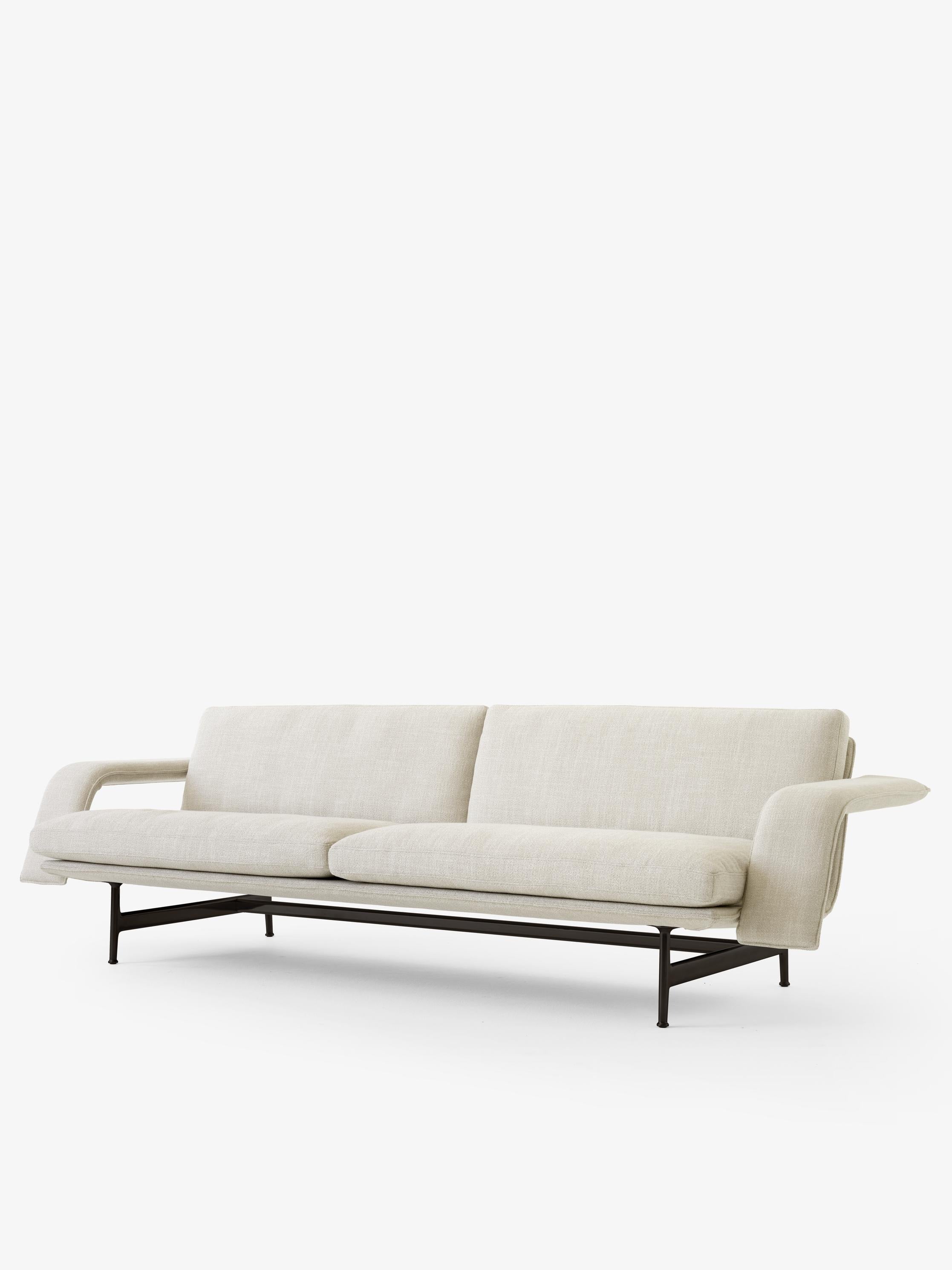 Sofá Meantime AV31 de &Tradition diseñado por Anderssen & Voll con estructura de aluminio y tapizado de alta calidad; Meantime Sofa AV31 — Meantime Sofa AV31_Polished Aluminium Base w. Ecriture 0210_Angled Front; Meantime Sofa AV31 — Meantime Sofa AV31_Polished Aluminium Base w. Fiord 0571_Angled Front; Meantime Sofa AV31 — Meantime Sofa AV31_Warm Black Base w. Fiord 0571_Angled Front; Meantime Sofa AV31 — Meantime Sofa AV31_Polished Aluminium Base w. Ecriture 0210_Detail