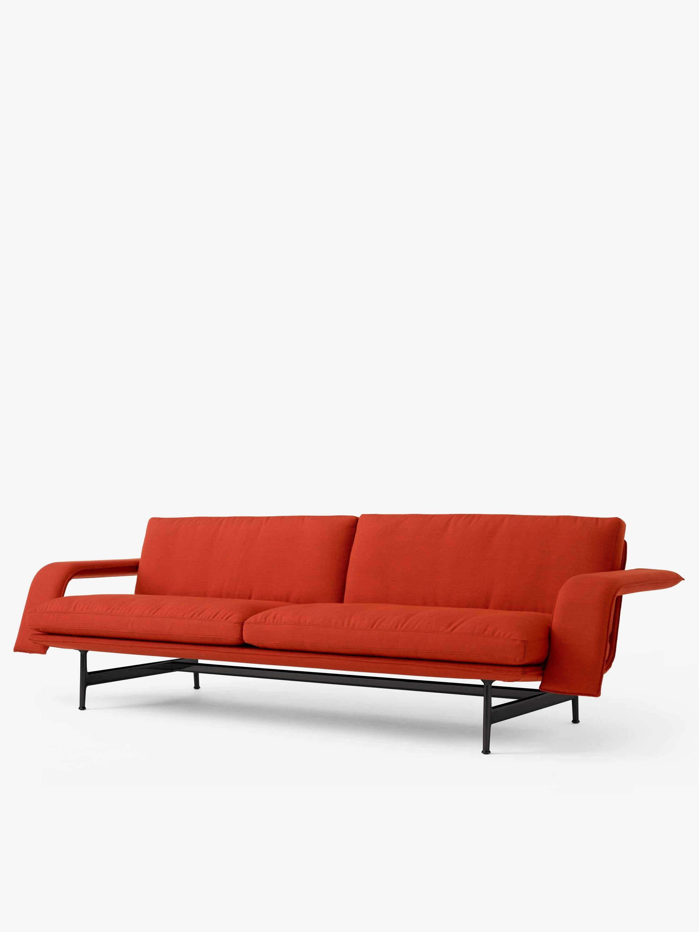 Sofá Meantime AV31 de &Tradition diseñado por Anderssen & Voll con estructura de aluminio y tapizado de alta calidad; Meantime Sofa AV31 — Meantime Sofa AV31_Polished Aluminium Base w. Ecriture 0210_Angled Front; Meantime Sofa AV31 — Meantime Sofa AV31_Polished Aluminium Base w. Fiord 0571_Angled Front; Meantime Sofa AV31 — Meantime Sofa AV31_Warm Black Base w. Fiord 0571_Angled Front; Meantime Sofa AV31 — Meantime Sofa AV31_Polished Aluminium Base w. Ecriture 0210_Detail