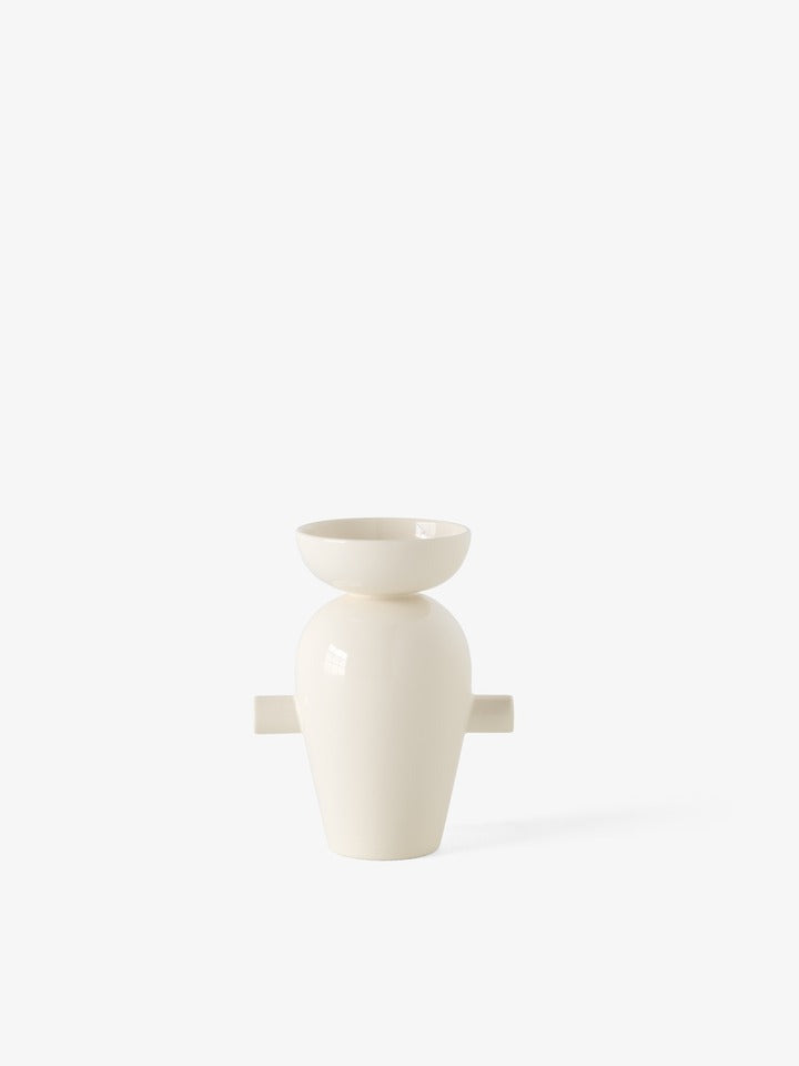 Jarrón Momento JH40 de &Tradition diseñado por Jaime Hayon en cerámica esmaltada con forma orgánica y acabado brillante; Momento Vase JH40 — ATD_Retail_2025_Momento vase JH40_Collect SC78 ; Momento Vase JH40 — ATD_Retail_2023_Momento Vase JH40_Lato LN8; Momento Vase JH40 — Momento Vase JH40_Cream_2; Momento Vase JH40 — Momento Vase JH40_Cream