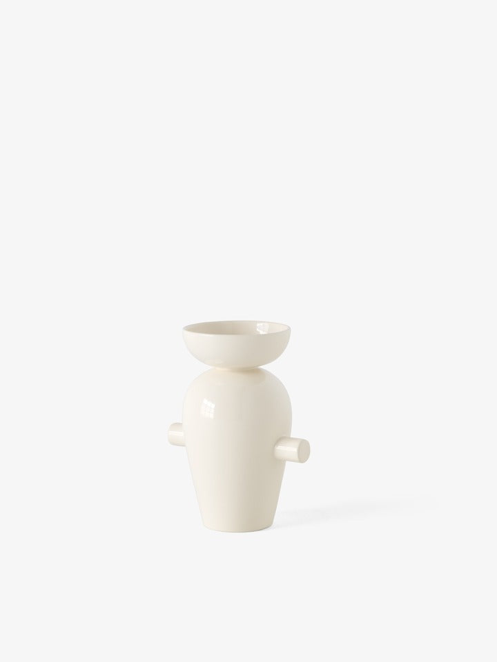 Jarrón Momento JH40 de &Tradition diseñado por Jaime Hayon en cerámica esmaltada con forma orgánica y acabado brillante; Momento Vase JH40 — ATD_Retail_2025_Momento vase JH40_Collect SC78 ; Momento Vase JH40 — ATD_Retail_2023_Momento Vase JH40_Lato LN8; Momento Vase JH40 — Momento Vase JH40_Cream_2; Momento Vase JH40 — Momento Vase JH40_Cream