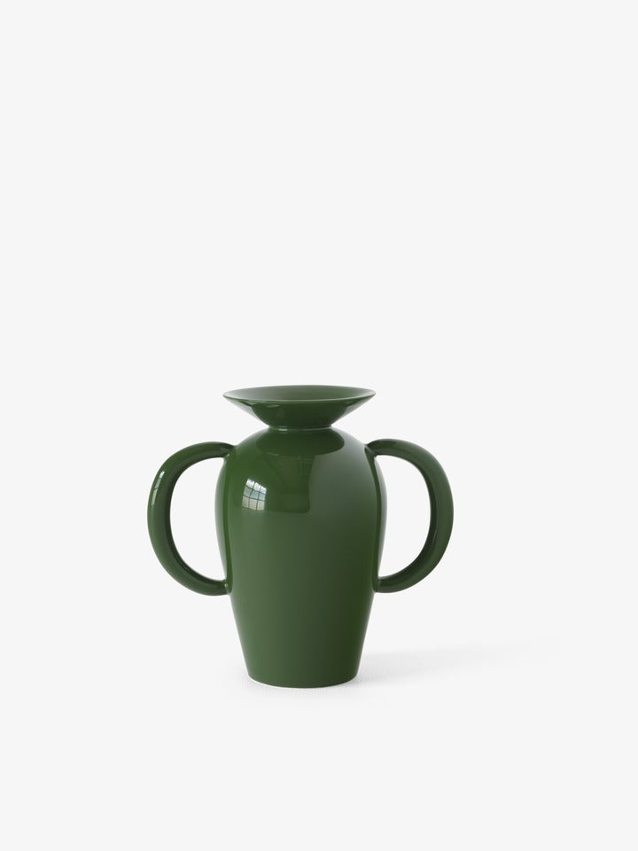 Jarrón Momento Vase JH41 de &Tradition diseñado por Jaime Hayon en cerámica esmaltada con formas orgánicas contemporáneas; Momento Vase JH41 — Momento Vase JH41_Emerald; Momento Vase JH41 — ATD_Retail_2025_Momento Vase JH41_01; Momento Vase JH41 — ATD_Retail_2025_Momento Vase JH41_02