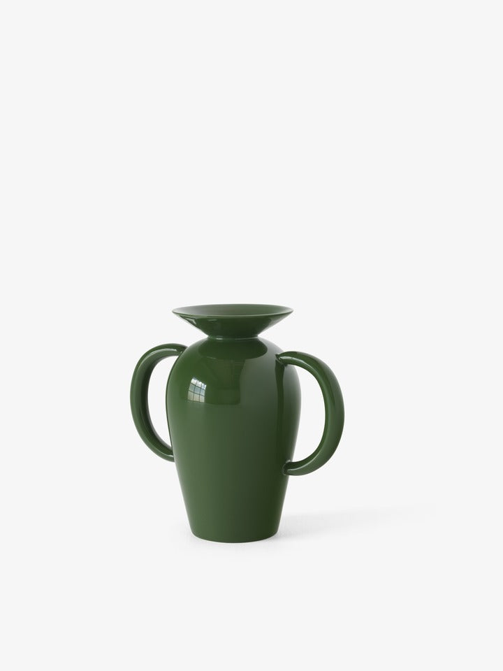 Jarrón Momento Vase JH41 de &Tradition diseñado por Jaime Hayon en cerámica esmaltada con formas orgánicas contemporáneas; Momento Vase JH41 — Momento Vase JH41_Emerald; Momento Vase JH41 — ATD_Retail_2025_Momento Vase JH41_01; Momento Vase JH41 — ATD_Retail_2025_Momento Vase JH41_02