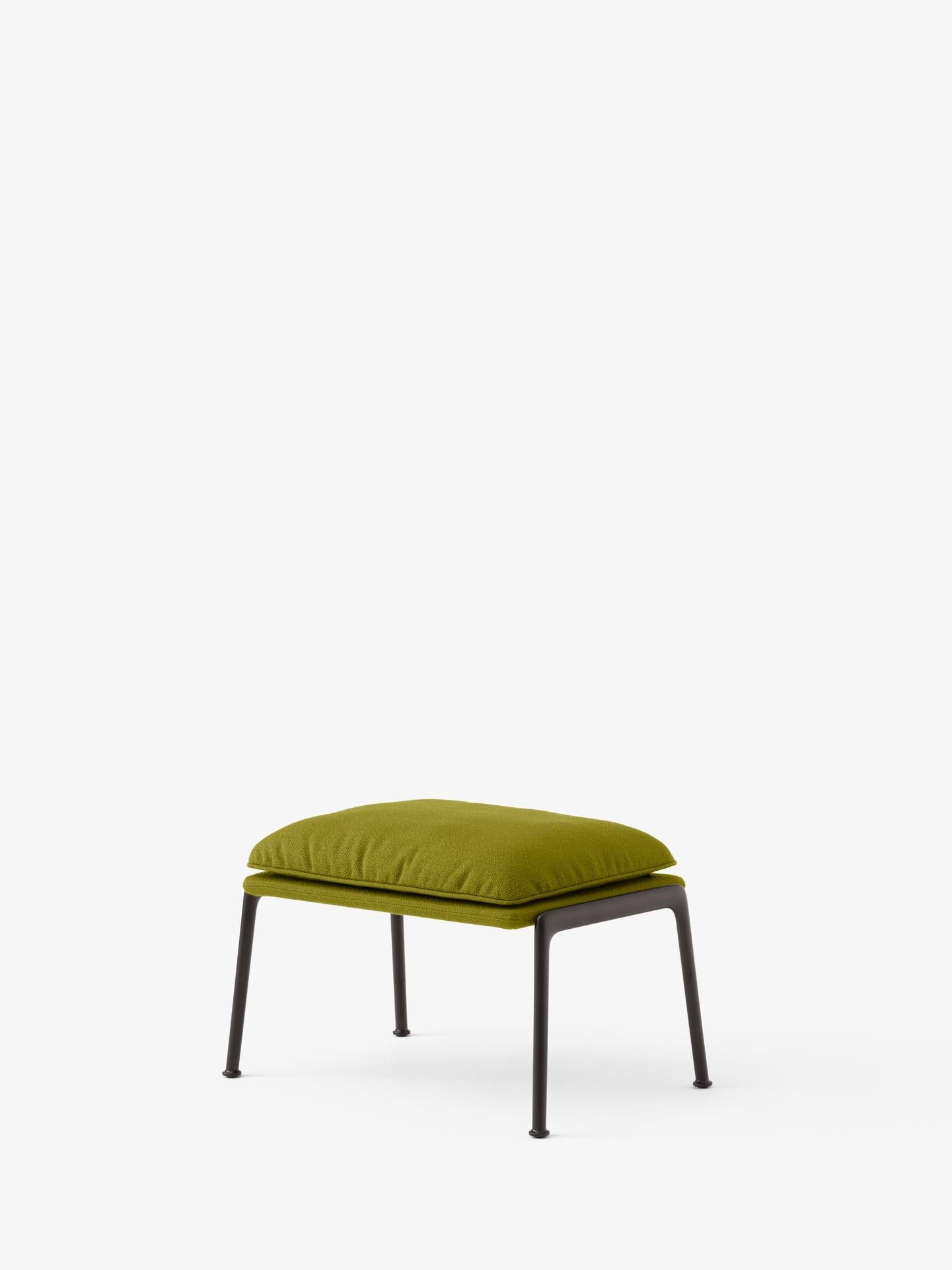 Reposapiés &Tradition Muno LN20 de Luca Nichetto con estructura de aluminio y tapizado contemporáneo sobre fondo neutro; Muno Footstool LN20 — Muno Footstool LN20_Warm Black Legs w. Clay 0007_Angled Front; Muno Footstool LN20 — Muno Footstool LN20_Warm Black Legs w. Cifrado 0221_Angled Front; Muno Footstool LN20 — Muno Footstool LN20_Warm Black Legs w. Noble Leather Black_Angled Front; Muno Footstool LN20 — Muno Footstool LN20_Warm Black Legs w. Ecriture 0780_Angled Front