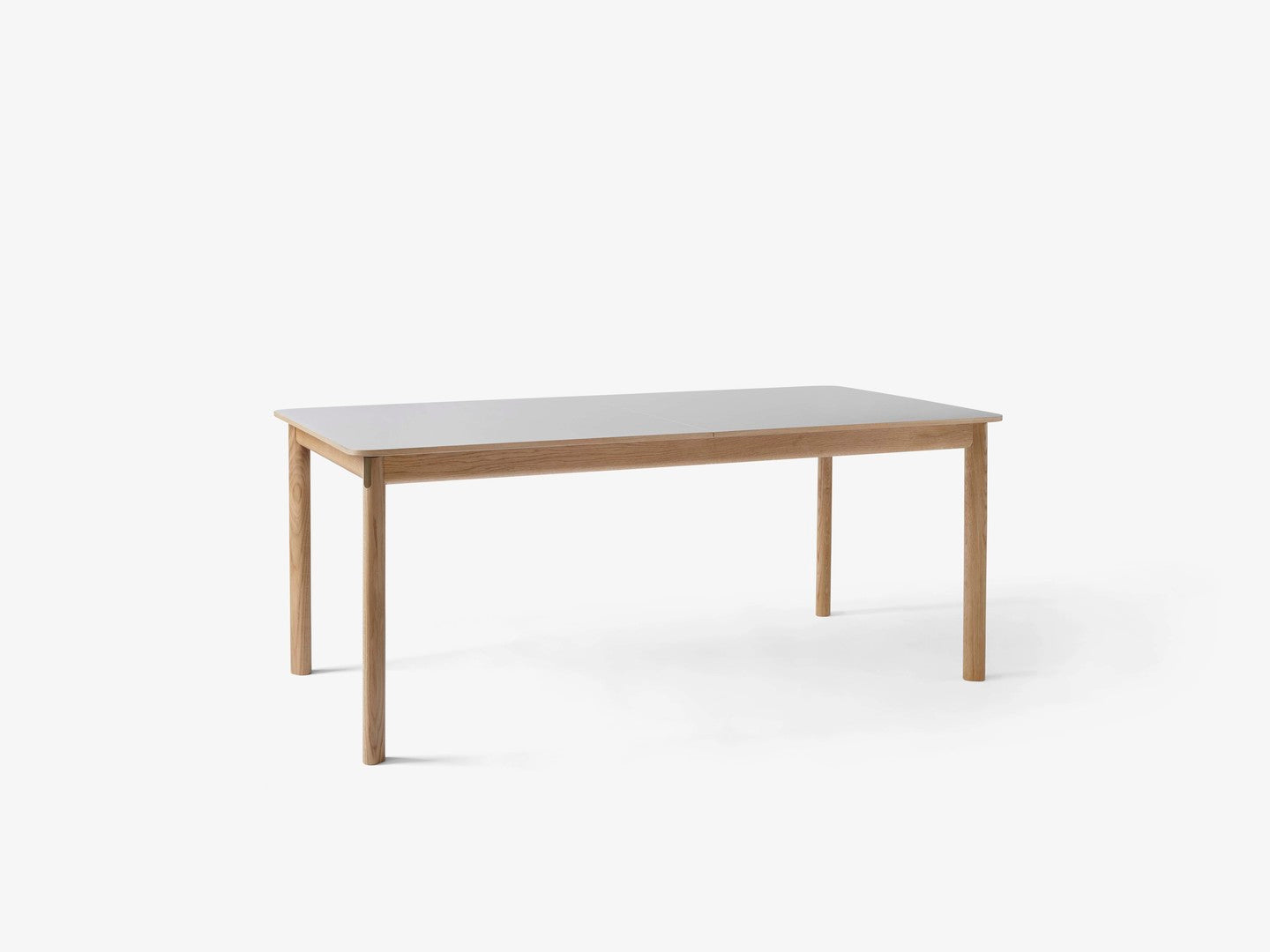 Mesa comedor &Tradition Patch HW1 con superficie laminada, estructura roble y detalles latón, diseño Hee Welling; Patch Dining Table HW1 — Patch_HW1_Oiled oak_Fenix Beige Arizona &amp; Brass; Patch Dining Table HW1 — Patch_HW1_Oiled walnut_Fenix Cacao Orinoco &amp; Brass; Patch Dining Table HW1 — ATD_lifestyle_2020_Patch_HW1_HW2; Patch Dining Table HW1 — Patch_HW1_Smoked oiled oak_Fenix Griogio Londra &amp; Brass