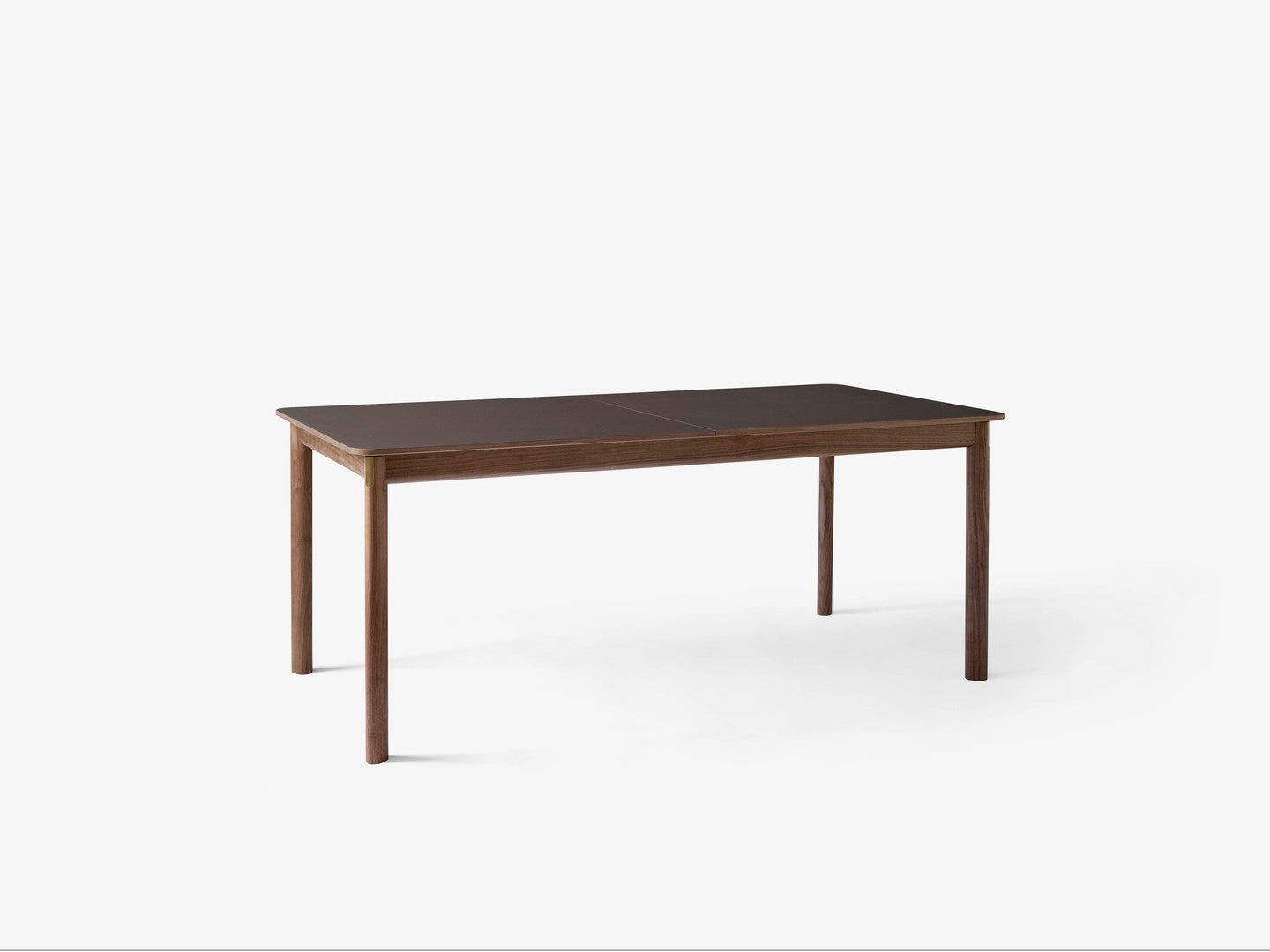 Mesa comedor &Tradition Patch HW1 con superficie laminada, estructura roble y detalles latón, diseño Hee Welling; Patch Dining Table HW1 — Patch_HW1_Oiled oak_Fenix Beige Arizona &amp; Brass; Patch Dining Table HW1 — Patch_HW1_Oiled walnut_Fenix Cacao Orinoco &amp; Brass; Patch Dining Table HW1 — ATD_lifestyle_2020_Patch_HW1_HW2; Patch Dining Table HW1 — Patch_HW1_Smoked oiled oak_Fenix Griogio Londra &amp; Brass