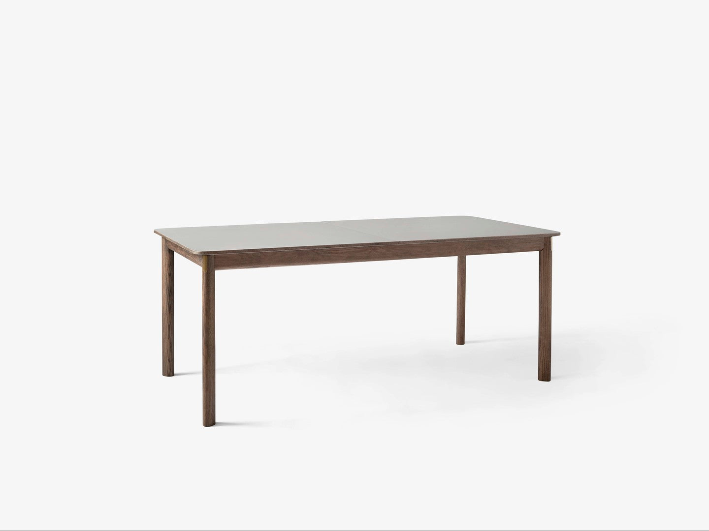 Mesa comedor &Tradition Patch HW1 con superficie laminada, estructura roble y detalles latón, diseño Hee Welling; Patch Dining Table HW1 — Patch_HW1_Oiled oak_Fenix Beige Arizona &amp; Brass; Patch Dining Table HW1 — Patch_HW1_Oiled walnut_Fenix Cacao Orinoco &amp; Brass; Patch Dining Table HW1 — ATD_lifestyle_2020_Patch_HW1_HW2; Patch Dining Table HW1 — Patch_HW1_Smoked oiled oak_Fenix Griogio Londra &amp; Brass