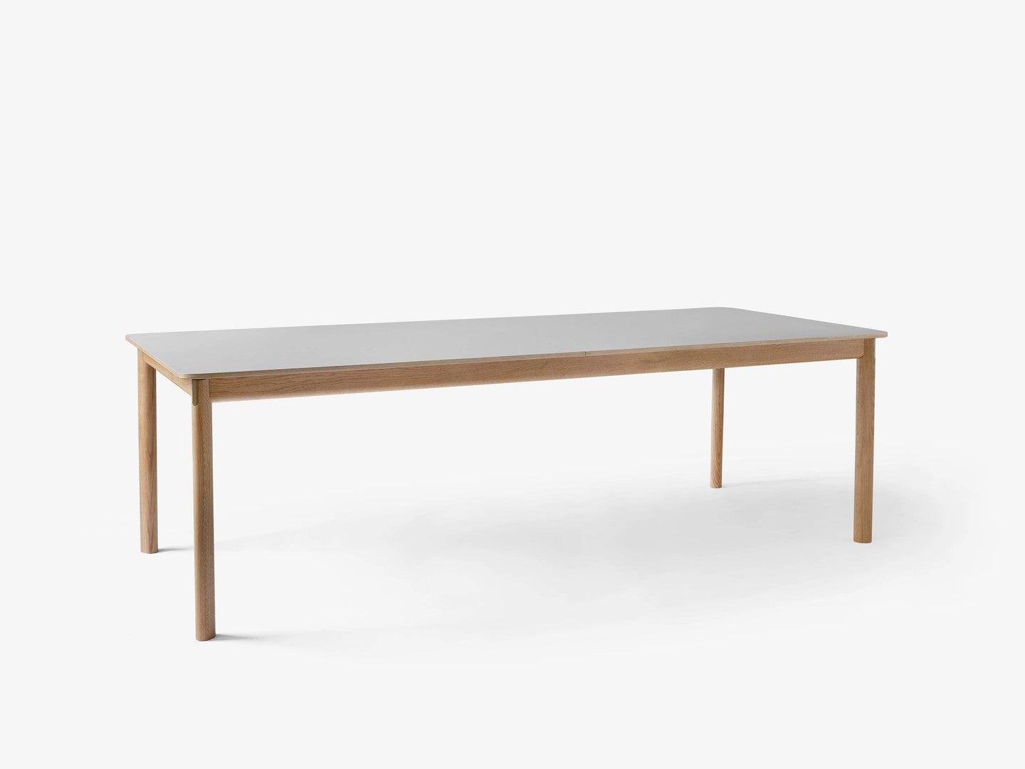 Mesa de comedor &Tradition Patch HW2 con superficie laminada, patas de roble y detalles en latón dorado sobre fondo neutro; Patch Dining Table HW2 — Patch_HW2_Oiled oak_Fenix Beige Arizona &amp; Brass; Patch Dining Table HW2 — Patch_HW2_Oiled walnut_Fenix Cacao Orinoco &amp; Brass_Extension_1; Patch Dining Table HW2 — Patch_HW2_Smoked oiled oak_Fenix Griogio Londra &amp; Brass; Patch Dining Table HW2 — Patch_HW2_Oiled walnut_Fenix Cacao Orinoco &amp; Brass_Extension_Close up_2