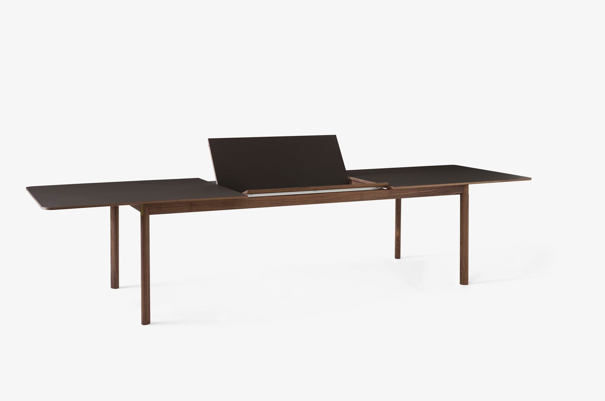 Mesa de comedor &Tradition Patch HW2 con superficie laminada, patas de roble y detalles en latón dorado sobre fondo neutro; Patch Dining Table HW2 — Patch_HW2_Oiled oak_Fenix Beige Arizona &amp; Brass; Patch Dining Table HW2 — Patch_HW2_Oiled walnut_Fenix Cacao Orinoco &amp; Brass_Extension_1; Patch Dining Table HW2 — Patch_HW2_Smoked oiled oak_Fenix Griogio Londra &amp; Brass; Patch Dining Table HW2 — Patch_HW2_Oiled walnut_Fenix Cacao Orinoco &amp; Brass_Extension_Close up_2