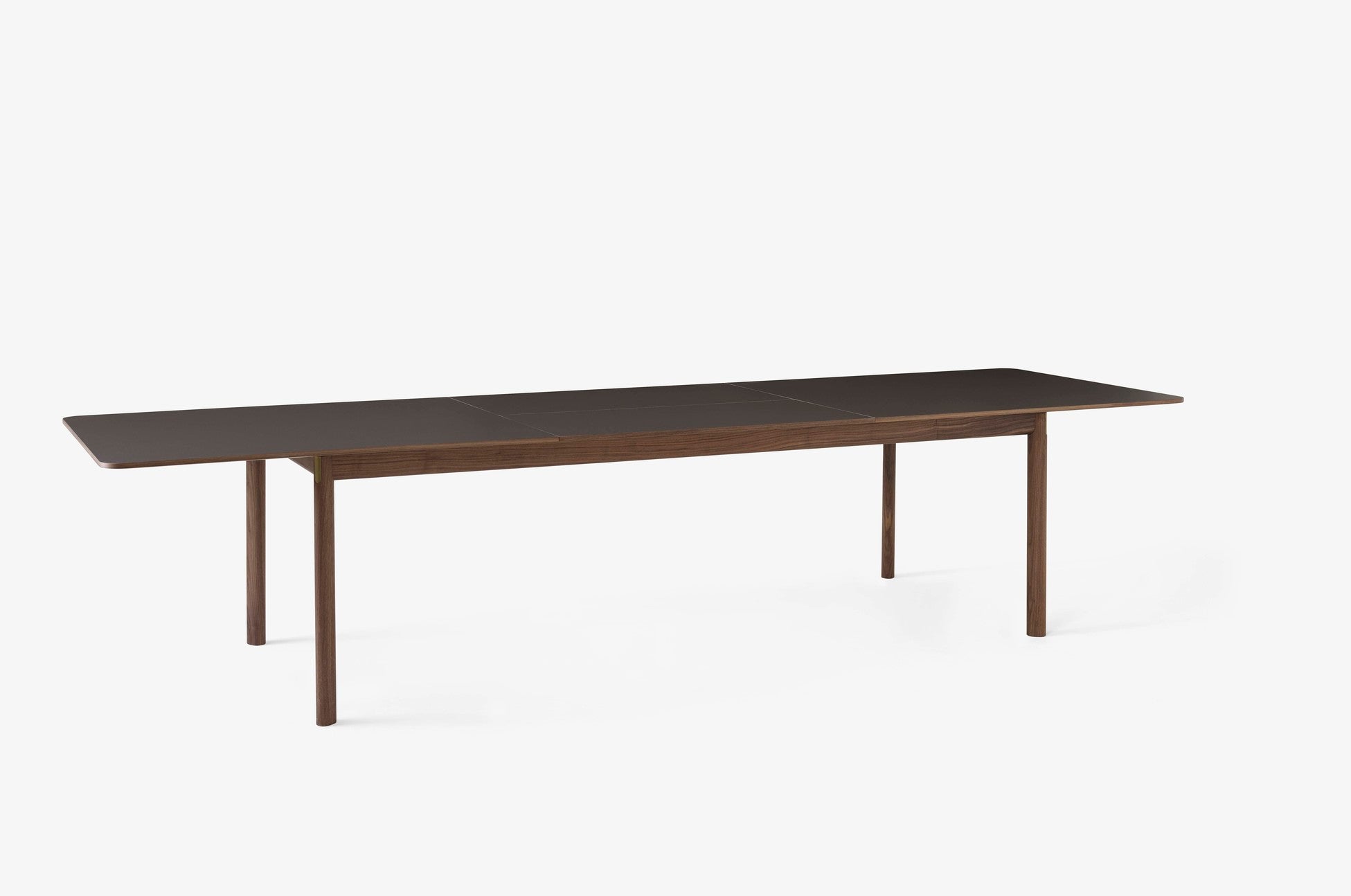 Mesa de comedor &Tradition Patch HW2 con superficie laminada, patas de roble y detalles en latón dorado sobre fondo neutro; Patch Dining Table HW2 — Patch_HW2_Oiled oak_Fenix Beige Arizona &amp; Brass; Patch Dining Table HW2 — Patch_HW2_Oiled walnut_Fenix Cacao Orinoco &amp; Brass_Extension_1; Patch Dining Table HW2 — Patch_HW2_Smoked oiled oak_Fenix Griogio Londra &amp; Brass; Patch Dining Table HW2 — Patch_HW2_Oiled walnut_Fenix Cacao Orinoco &amp; Brass_Extension_Close up_2