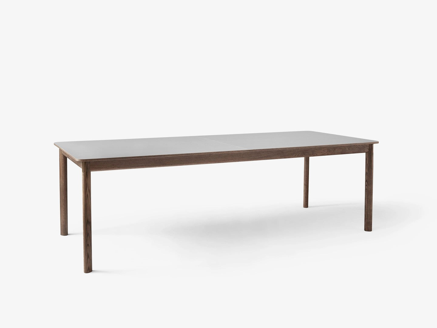Mesa de comedor &Tradition Patch HW2 con superficie laminada, patas de roble y detalles en latón dorado sobre fondo neutro; Patch Dining Table HW2 — Patch_HW2_Oiled oak_Fenix Beige Arizona &amp; Brass; Patch Dining Table HW2 — Patch_HW2_Oiled walnut_Fenix Cacao Orinoco &amp; Brass_Extension_1; Patch Dining Table HW2 — Patch_HW2_Smoked oiled oak_Fenix Griogio Londra &amp; Brass; Patch Dining Table HW2 — Patch_HW2_Oiled walnut_Fenix Cacao Orinoco &amp; Brass_Extension_Close up_2