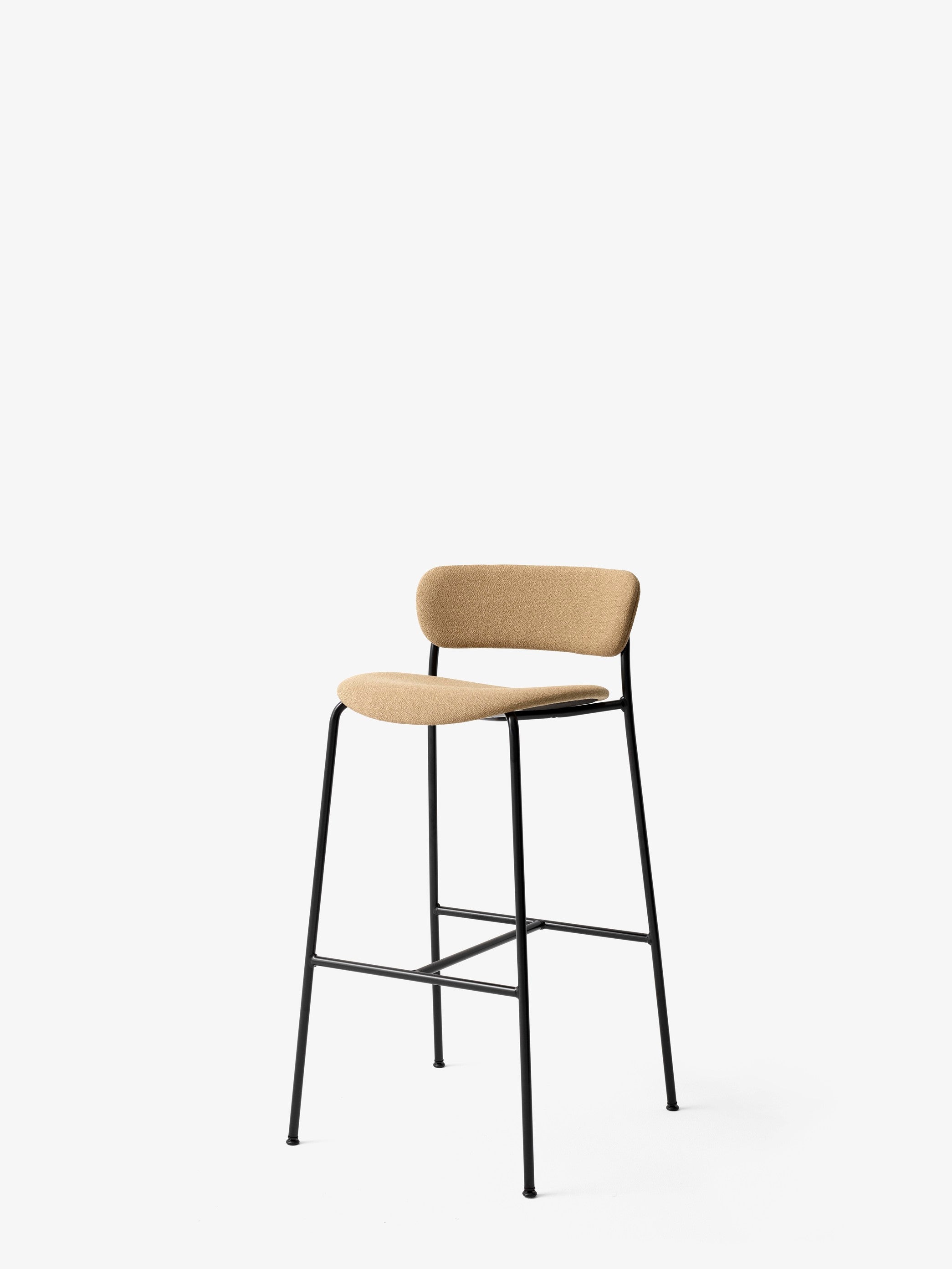 Taburete &Tradition Pavilion Bar Chair AV15 con estructura de acero y respaldo de madera curvada tapizada, diseño Anderssen &