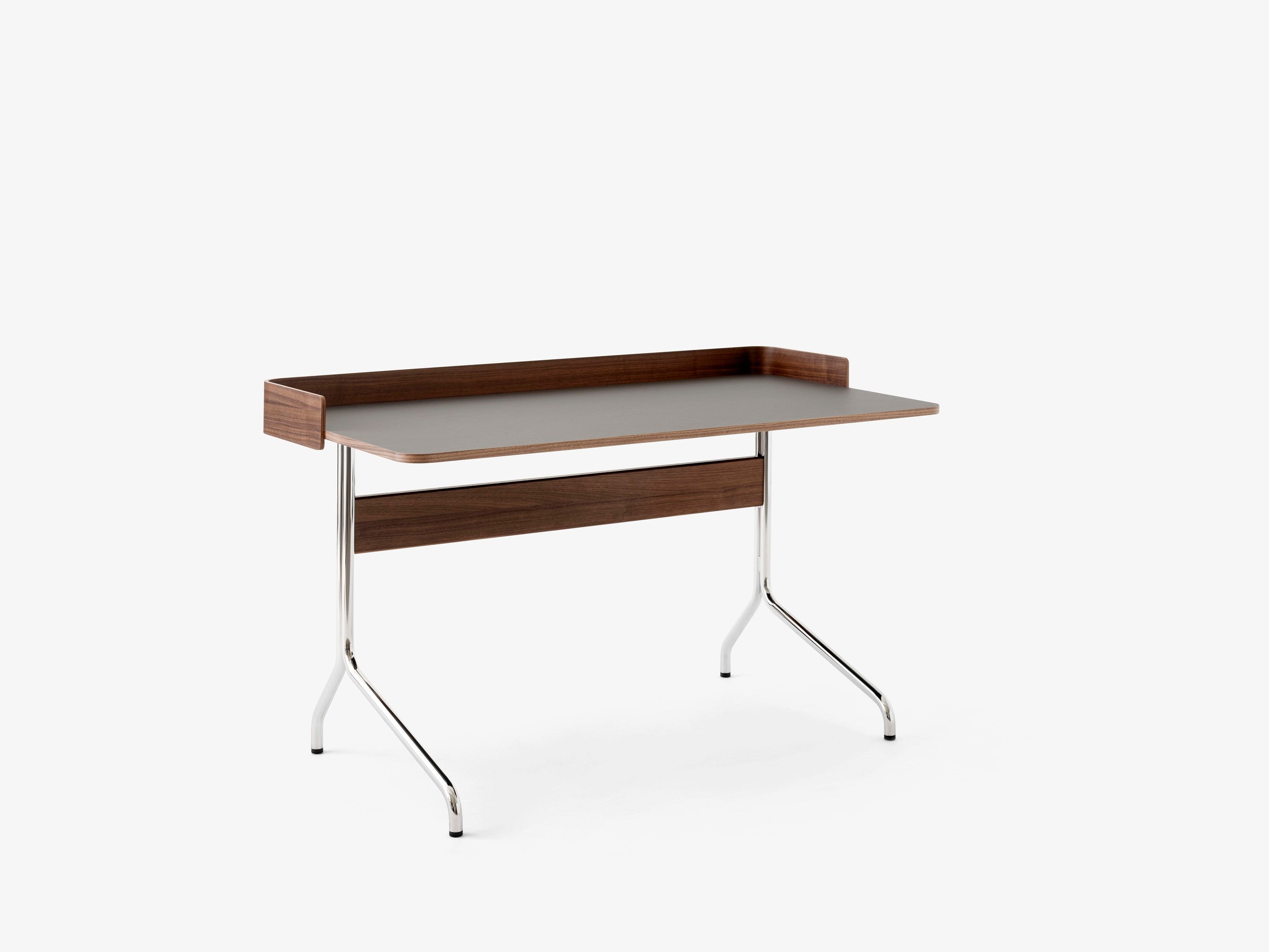 Mesa escritorio &Tradition Pavilion Desk AV17 con superficie de linóleo y estructura metálica de acero, diseño minimalista nó; Pavilion Desk AV17 — Pavilion AV17_Chrome w. Charcoal 4166 &amp; Lacquered Walnut_Closeup; Pavilion Desk AV17 — Pavilion AV17_Chrome w. Mushroom Linoleum &amp; Clear Lacquered Oak; Pavilion Desk AV17 — Pavilion AV17_Chrome w. Mushroom Linoleum &amp; Clear Lacquered Oak_Back view; Pavilion Desk AV17 — Pavilion AV17_Chrome w. Charcoal 4166 &amp; Lacquered Walnut