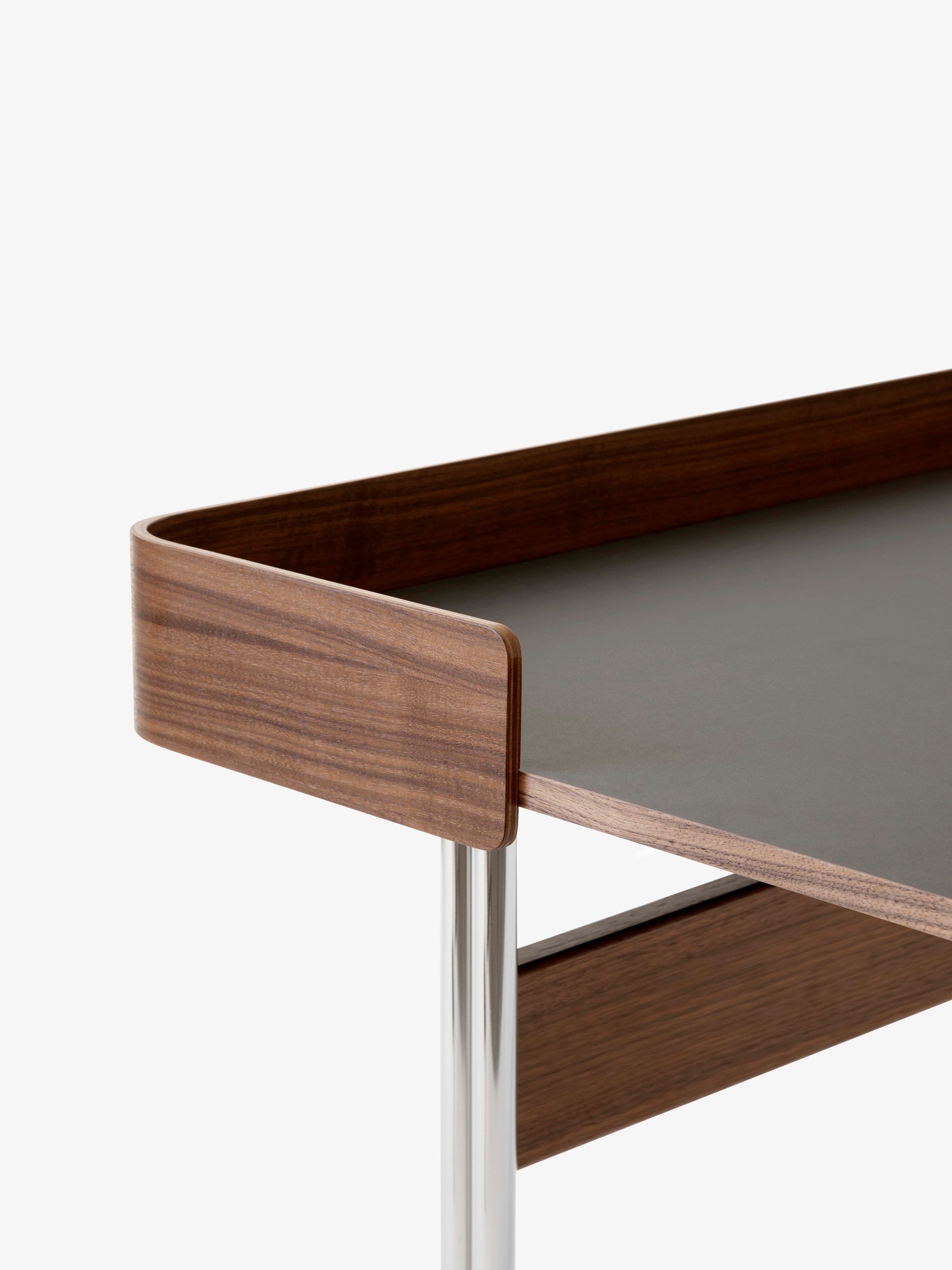 Mesa escritorio &Tradition Pavilion Desk AV17 con superficie de linóleo y estructura metálica de acero, diseño minimalista nó; Pavilion Desk AV17 — Pavilion AV17_Chrome w. Charcoal 4166 &amp; Lacquered Walnut_Closeup; Pavilion Desk AV17 — Pavilion AV17_Chrome w. Mushroom Linoleum &amp; Clear Lacquered Oak; Pavilion Desk AV17 — Pavilion AV17_Chrome w. Mushroom Linoleum &amp; Clear Lacquered Oak_Back view; Pavilion Desk AV17 — Pavilion AV17_Chrome w. Charcoal 4166 &amp; Lacquered Walnut