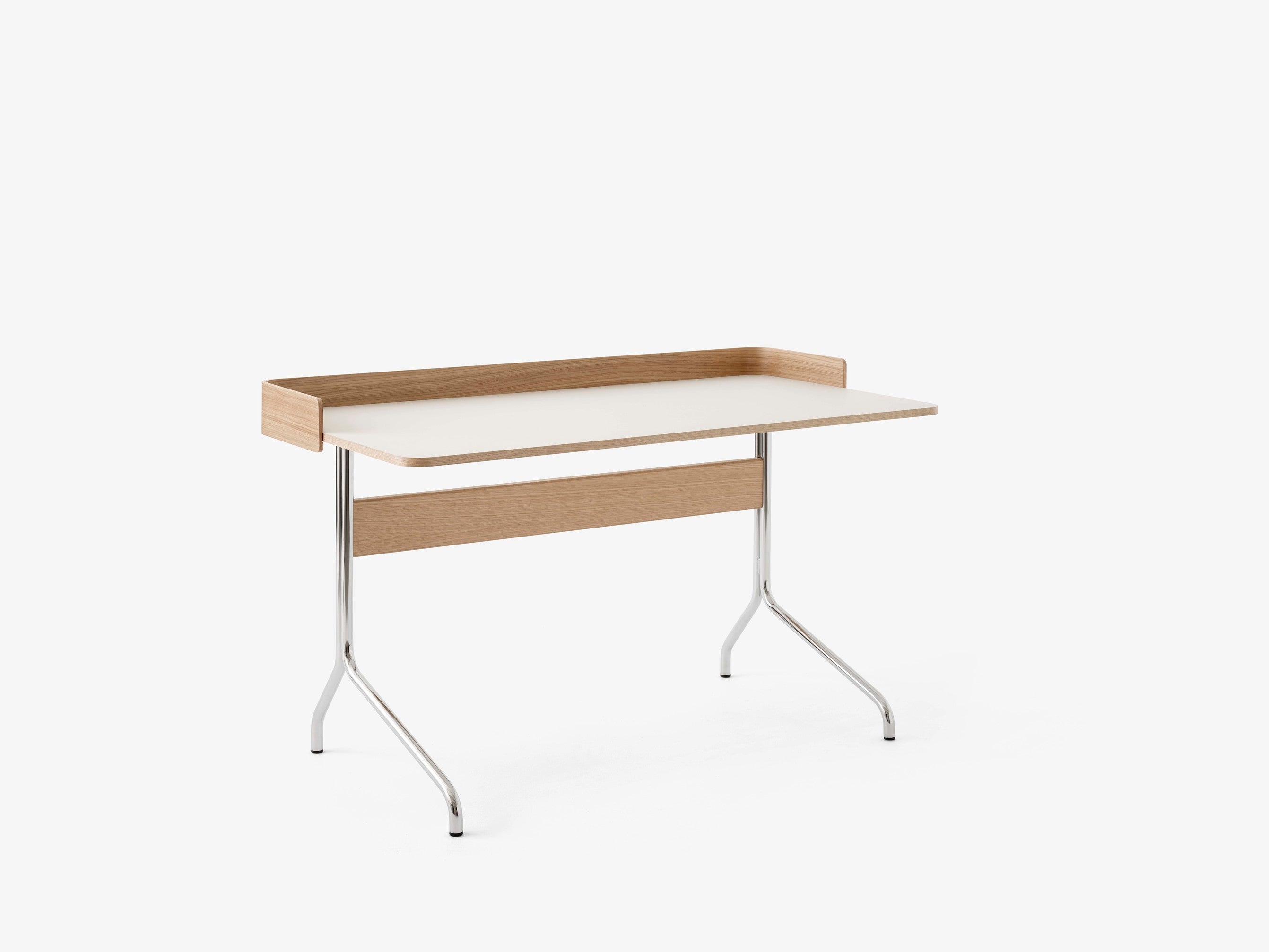Mesa escritorio &Tradition Pavilion Desk AV17 con superficie de linóleo y estructura metálica de acero, diseño minimalista nó; Pavilion Desk AV17 — Pavilion AV17_Chrome w. Charcoal 4166 &amp; Lacquered Walnut_Closeup; Pavilion Desk AV17 — Pavilion AV17_Chrome w. Mushroom Linoleum &amp; Clear Lacquered Oak; Pavilion Desk AV17 — Pavilion AV17_Chrome w. Mushroom Linoleum &amp; Clear Lacquered Oak_Back view; Pavilion Desk AV17 — Pavilion AV17_Chrome w. Charcoal 4166 &amp; Lacquered Walnut